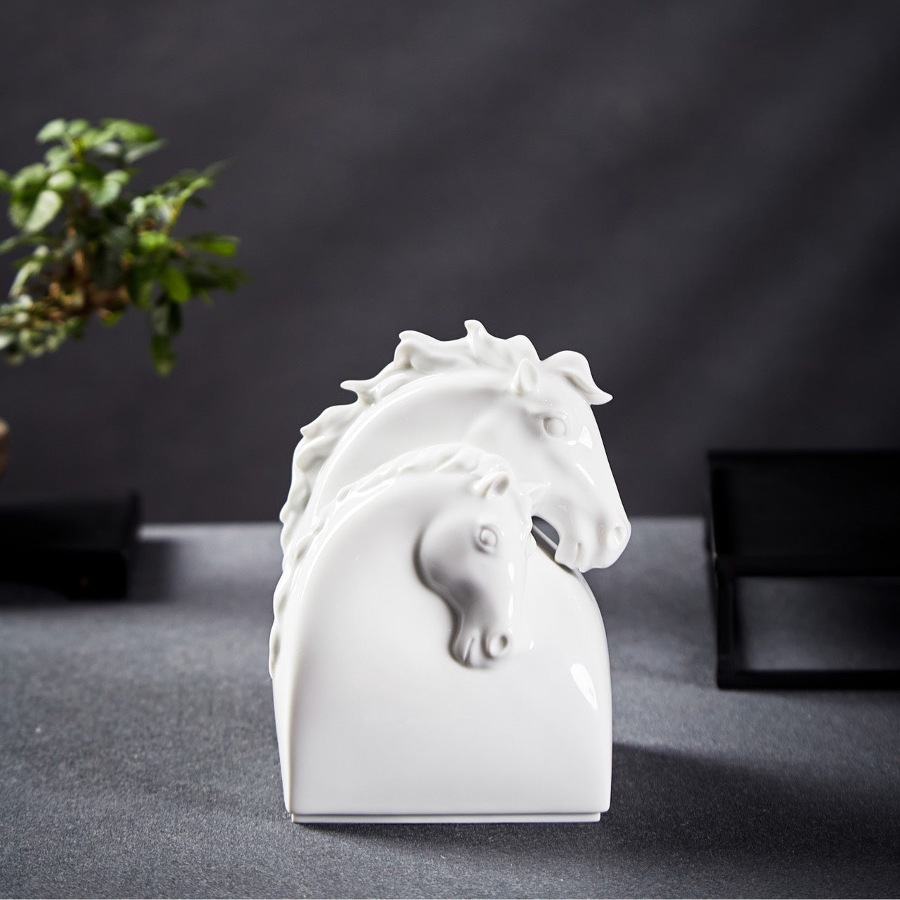 八方新氣《有情》雙馬肖像瓷偶,象徵友誼與共同前行