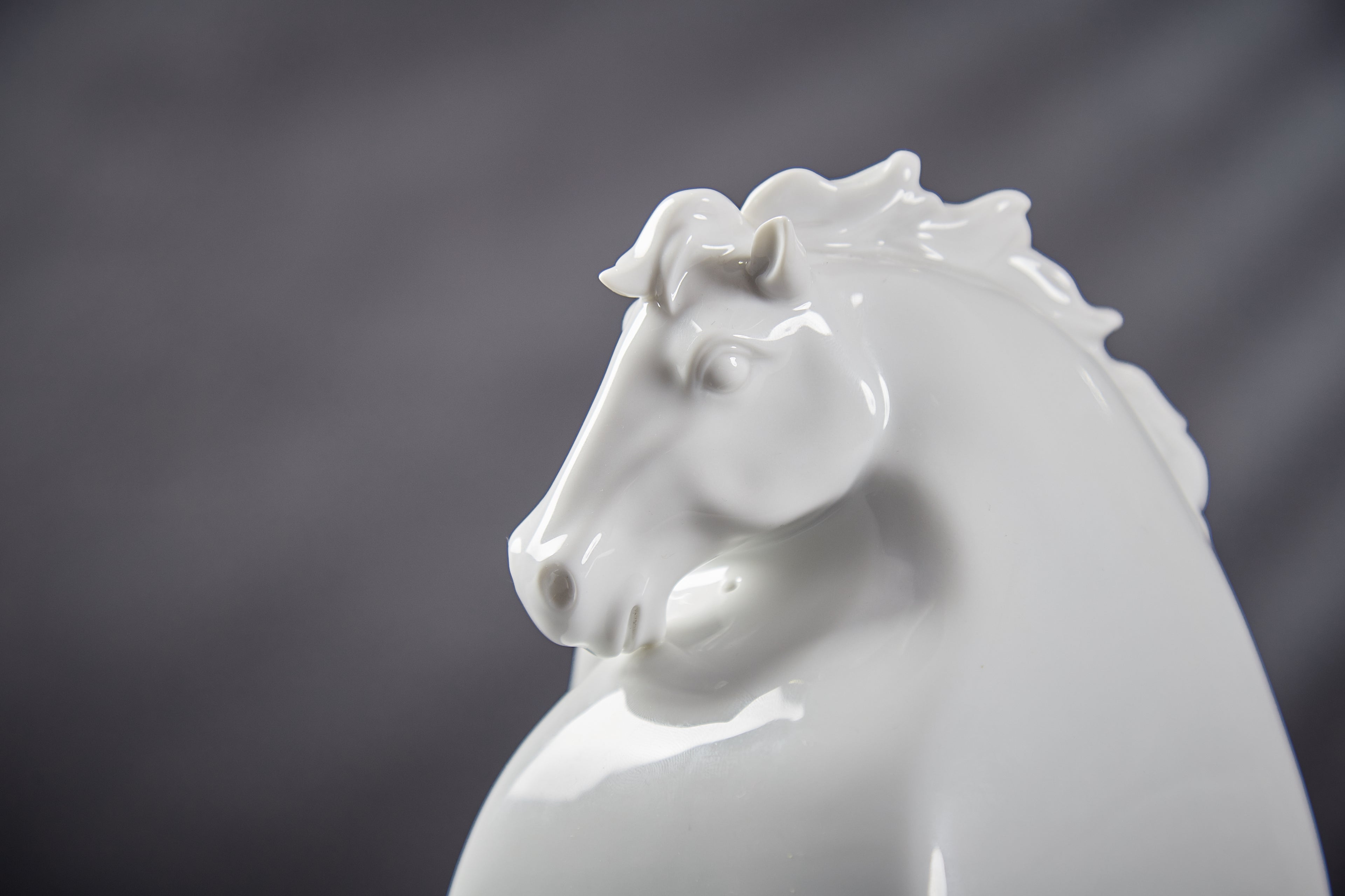 雙馬造型優雅協調,體現默契與情感支持