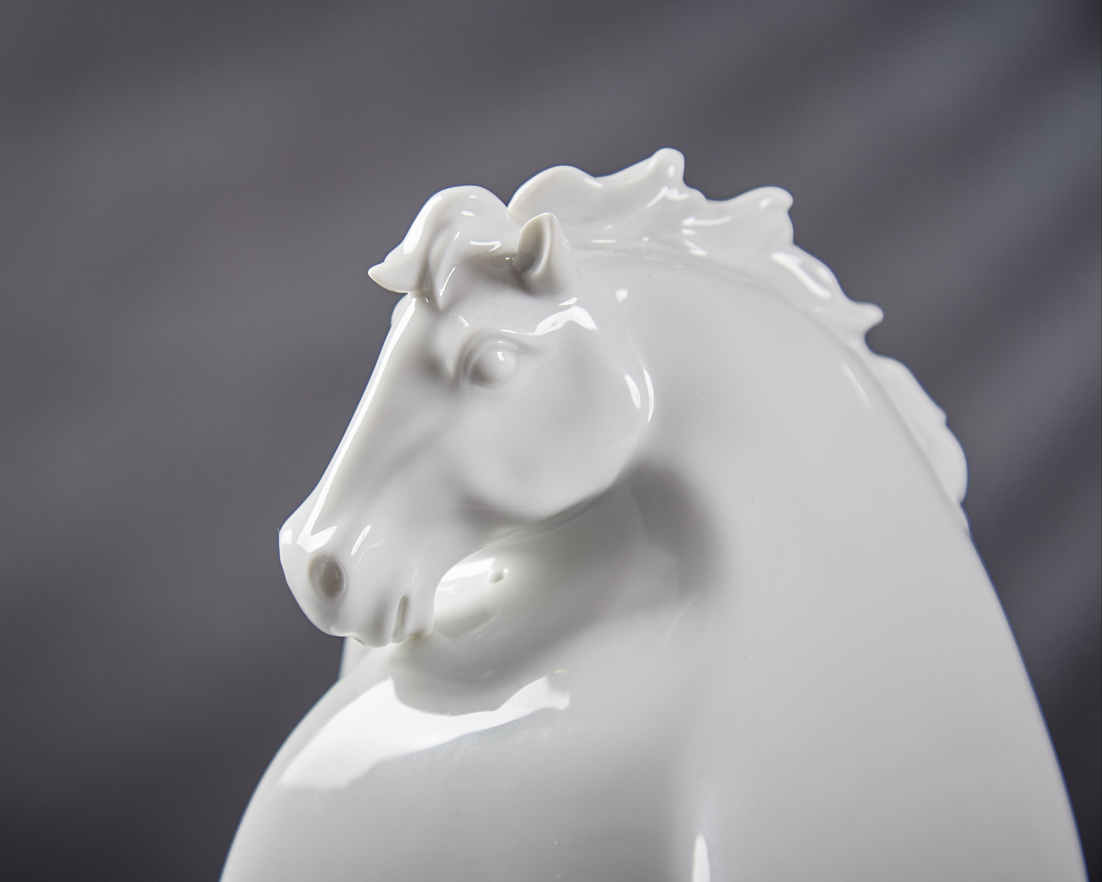 雙馬造型優雅協調,體現默契與情感支持