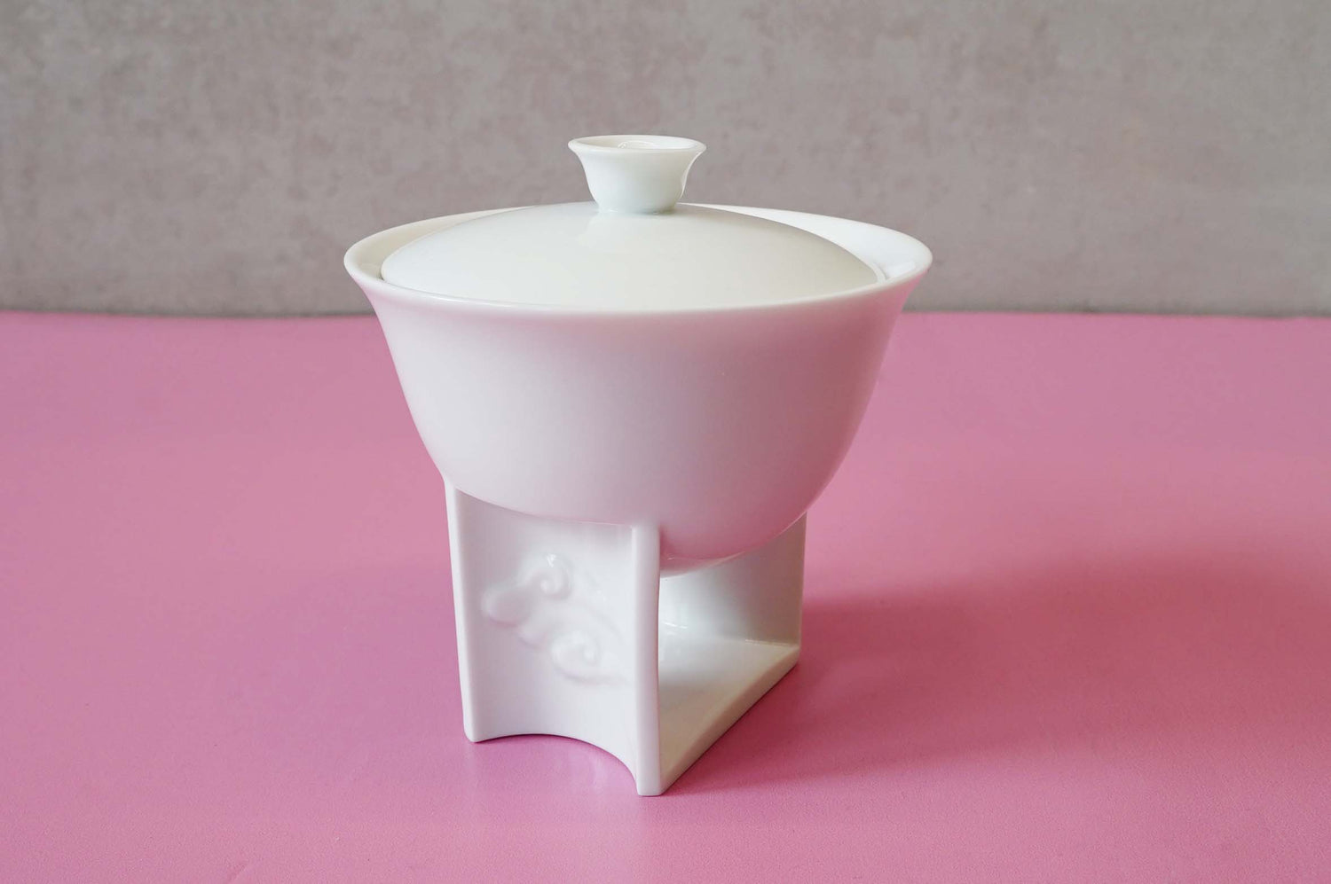 蓋杯茶杯組,祥雲浮雕設計,高架杯身純白瓷器