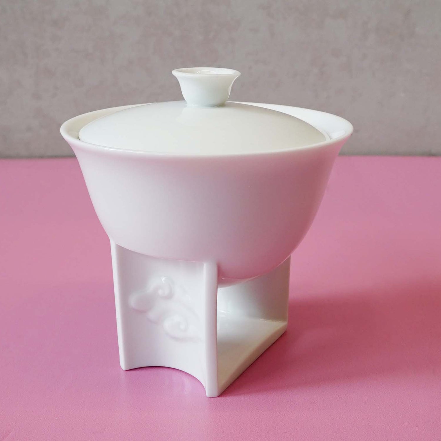 蓋杯茶杯組,祥雲浮雕設計,高架杯身純白瓷器