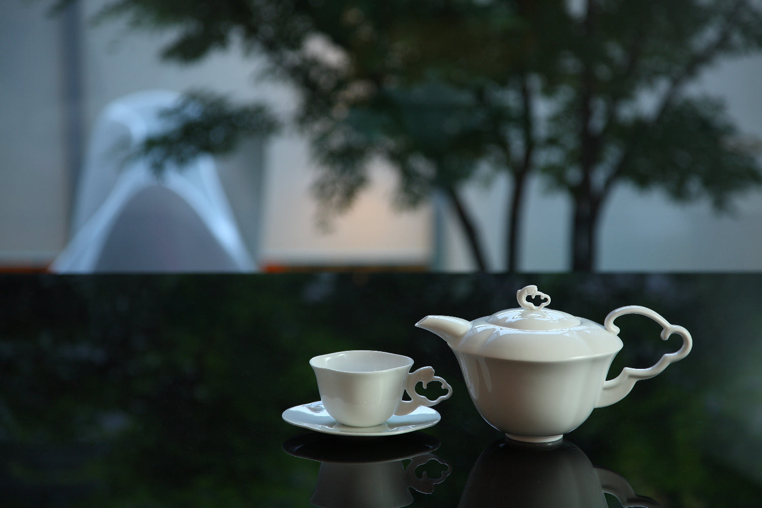 NewChi Porcelain《與海共舞》茶杯組，如意紋融合魚型提耳設計，展現生活節奏美學
