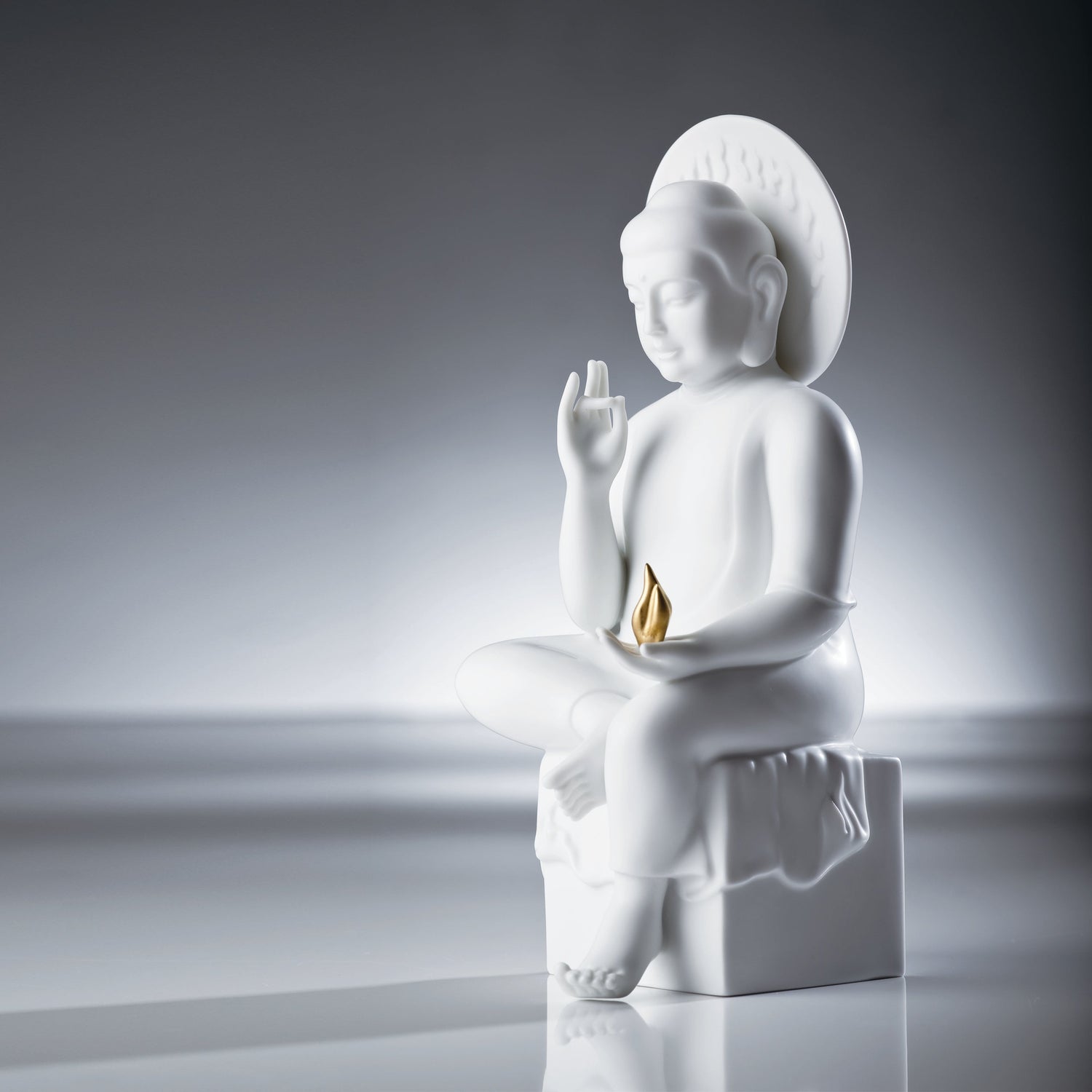 王俠軍創作現代白瓷藝術佛像