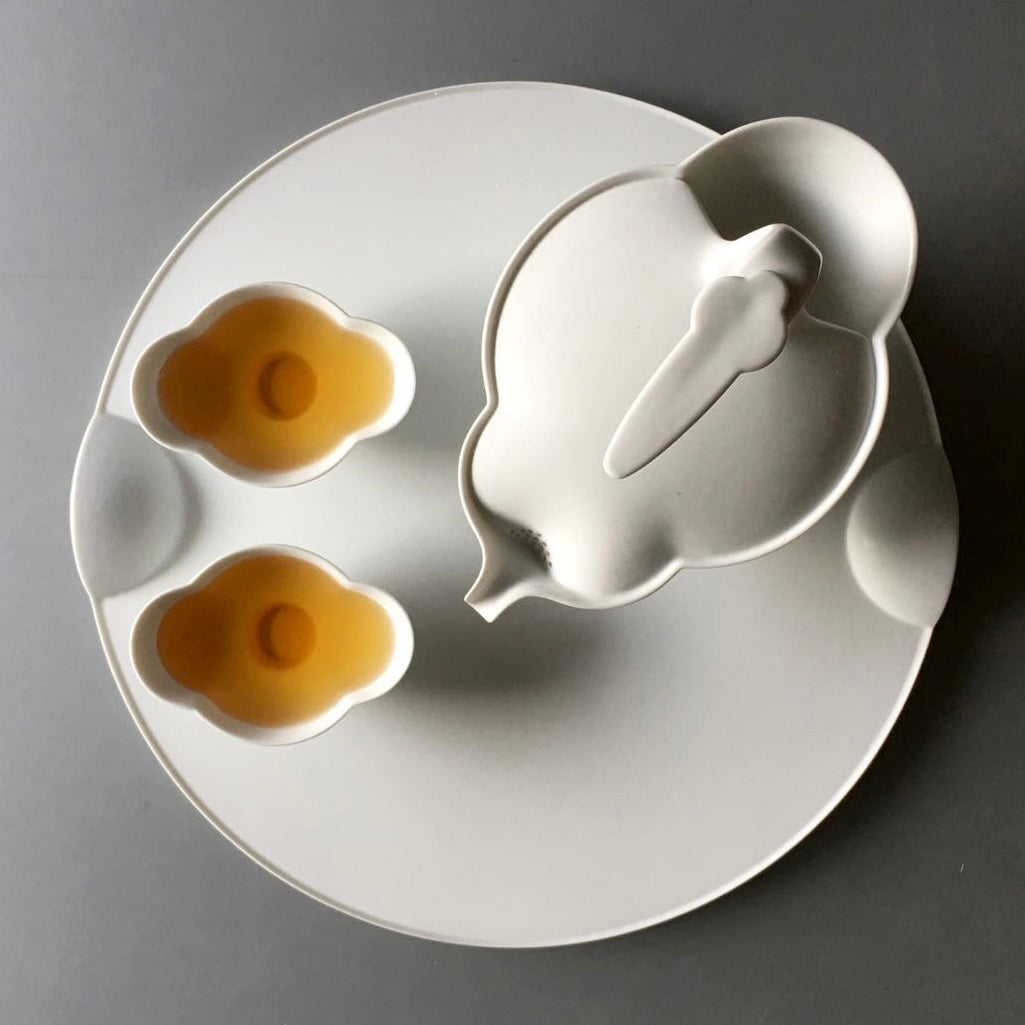 《簡愛》是一款將愛與茶、當代設計與傳統精神相結合的一壺二杯茶具組。壺蓋與壺身一體成型,線條簡潔圓潤,猶如孩提時的搖籃,也像捧滿母愛的掌心,包容無限回流的溫馨情懷。