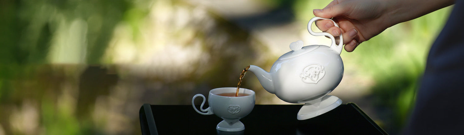 花映山水春季白瓷茶器・春暖花開高足茶壺戶外倒茶情境・八方新氣 NewChi Porcelain