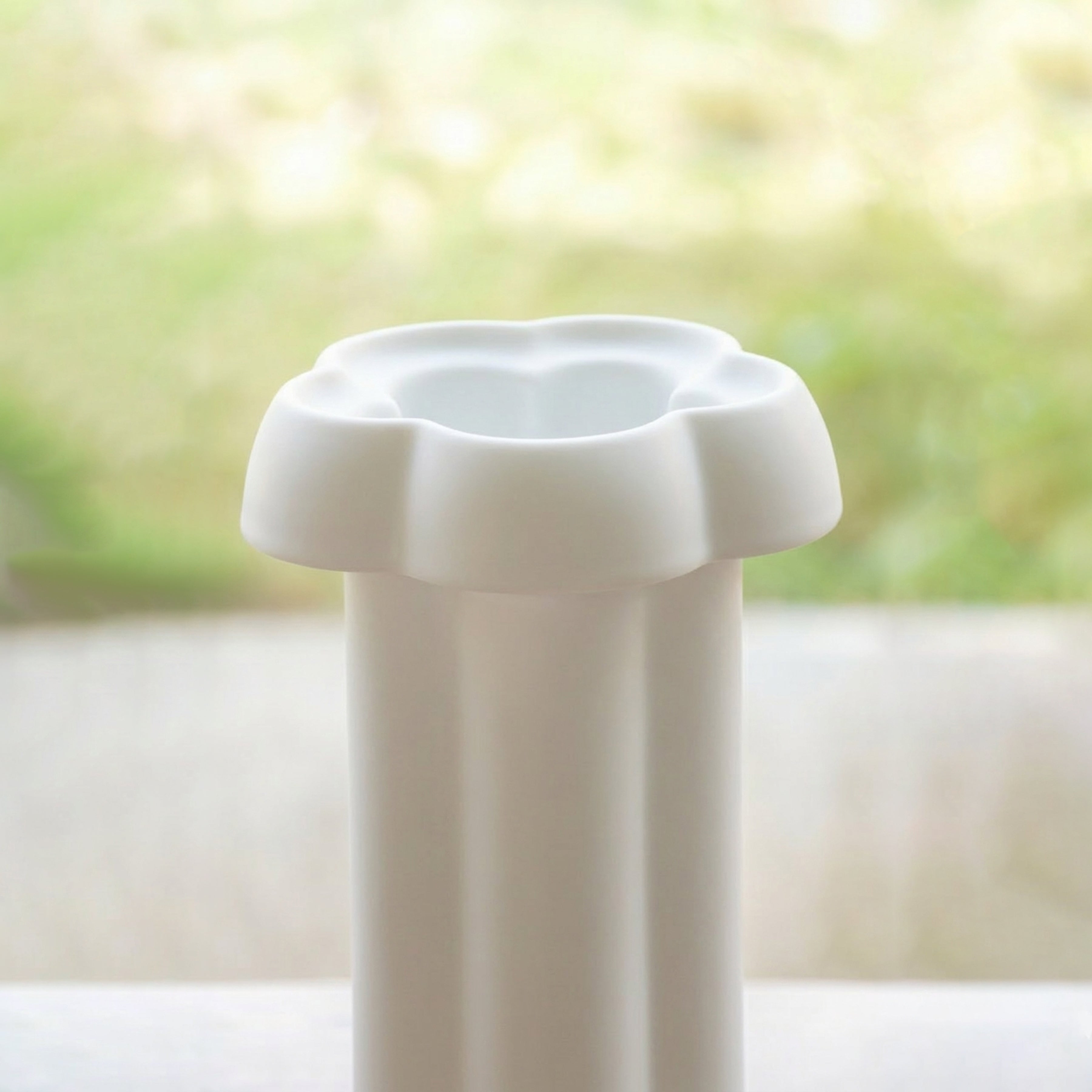 燦爛》｜限量白瓷花器・冬盡春來・衝天綻放|八方新氣NewChi Porcelain