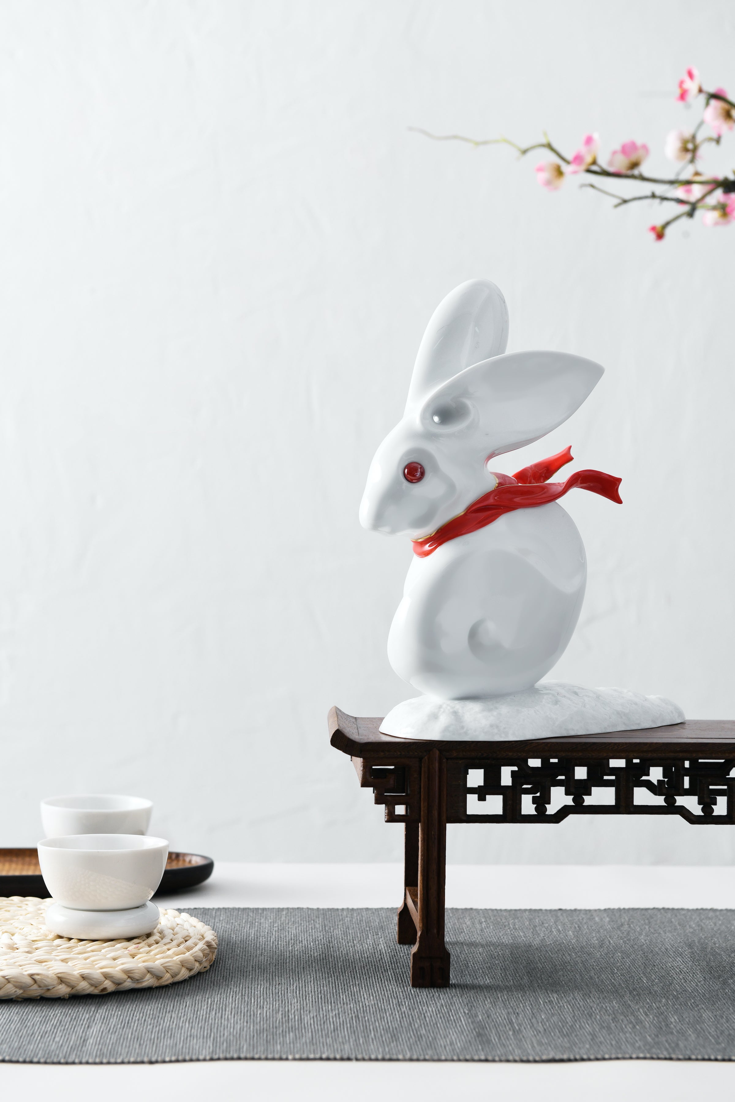 八方新氣藝術白瓷 琉璃大師王俠軍設計 生肖瓷偶禮贈 生肖兔自在自得