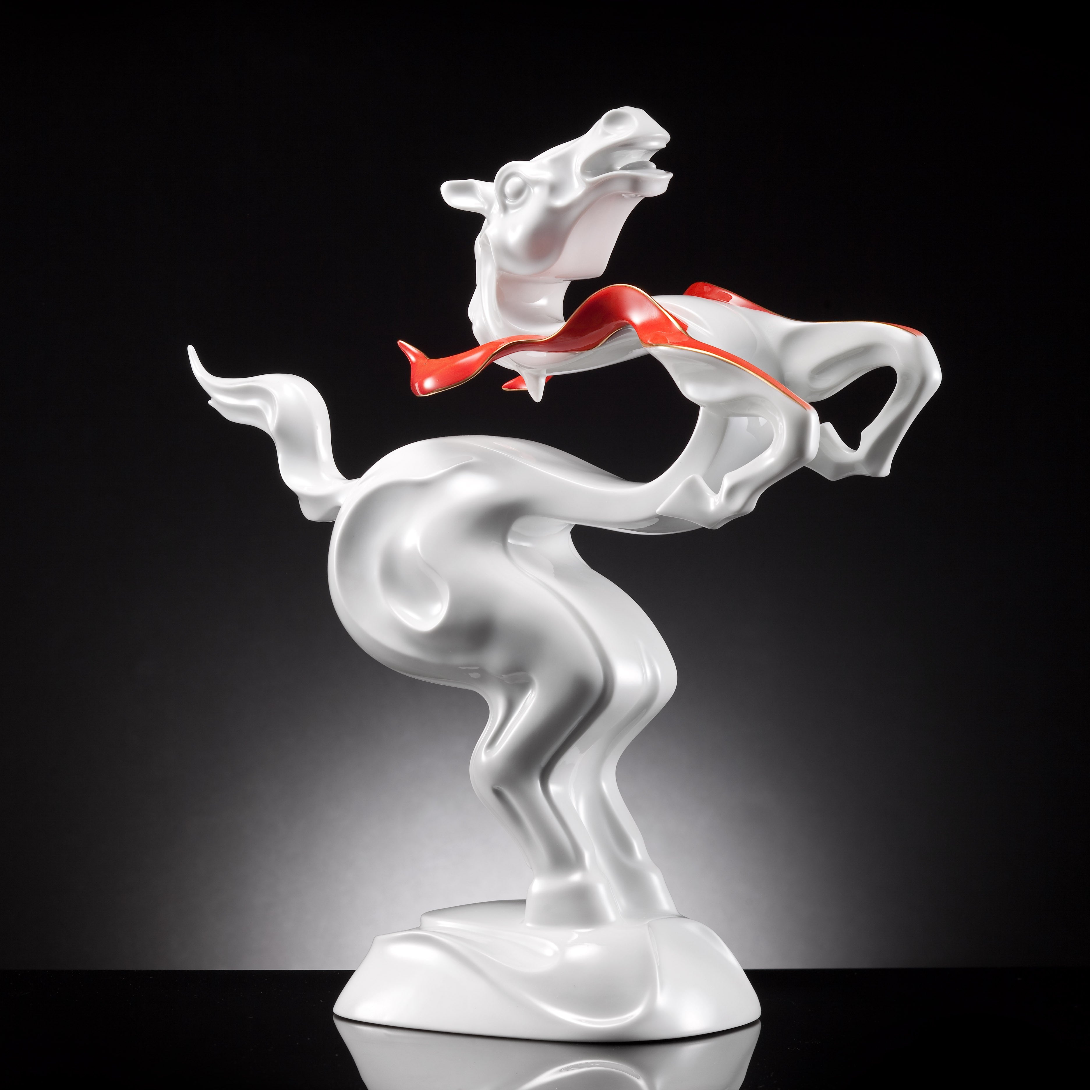 躍馬中原白瓷擺飾正面圖，展現龍馬躍起姿態
