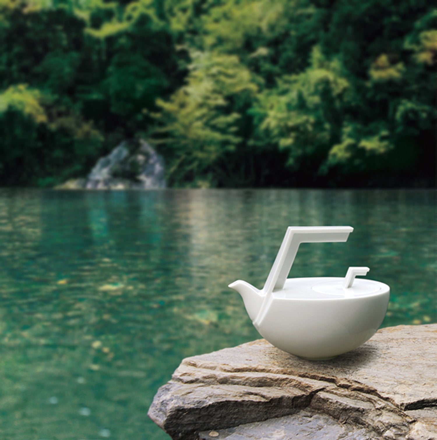 海量白瓷茶壺戶外情境｜以海為量的當代東方器物