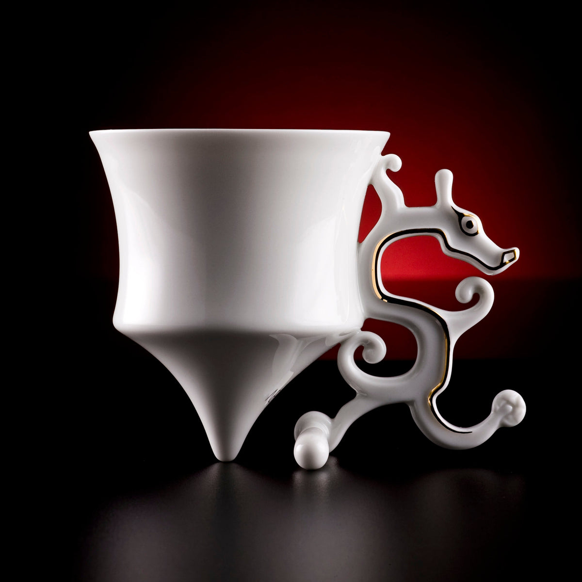 《龍尊》杯，可用於茶或咖啡。俠軍設計的現代白瓷茶杯，金邊勾勒，傳達生活美學