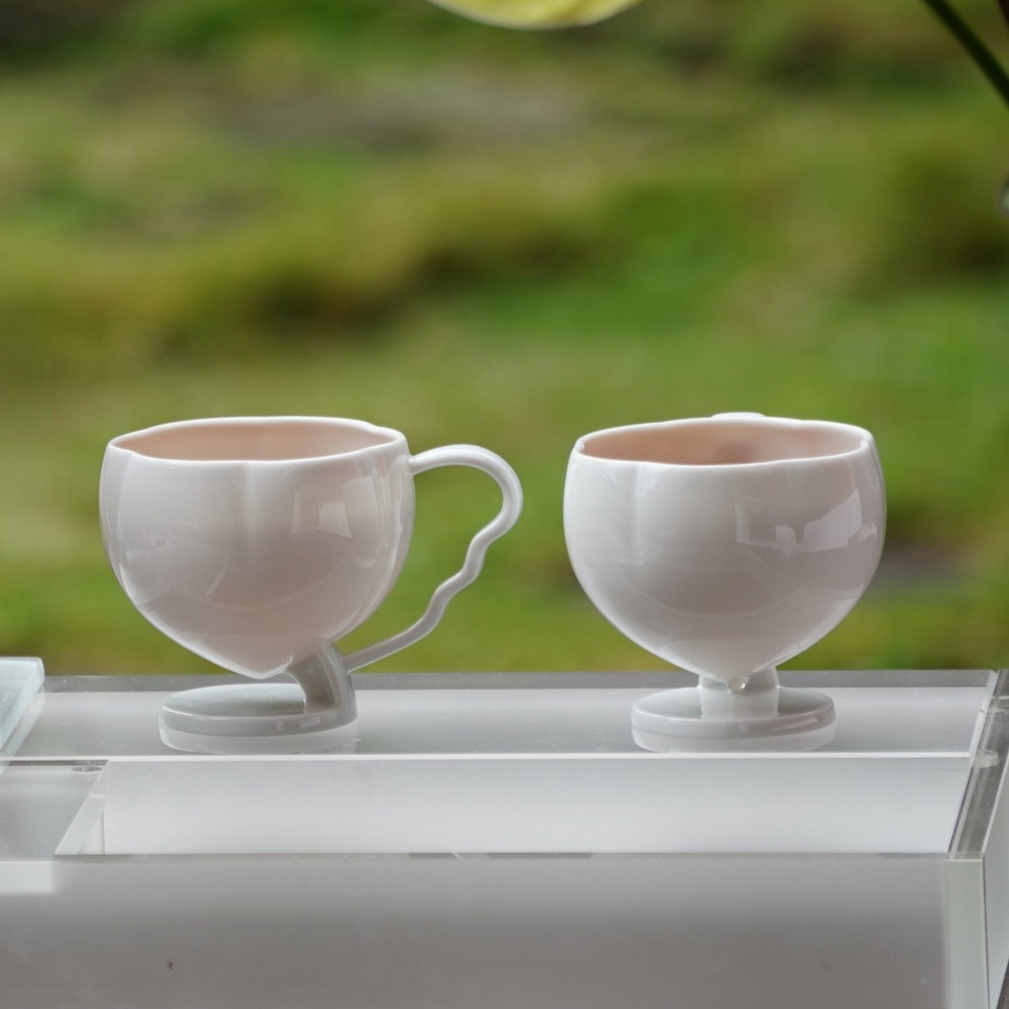 花神白瓷茶杯側面・波浪提耳工藝細節・八方新氣 NewChi Porcelain