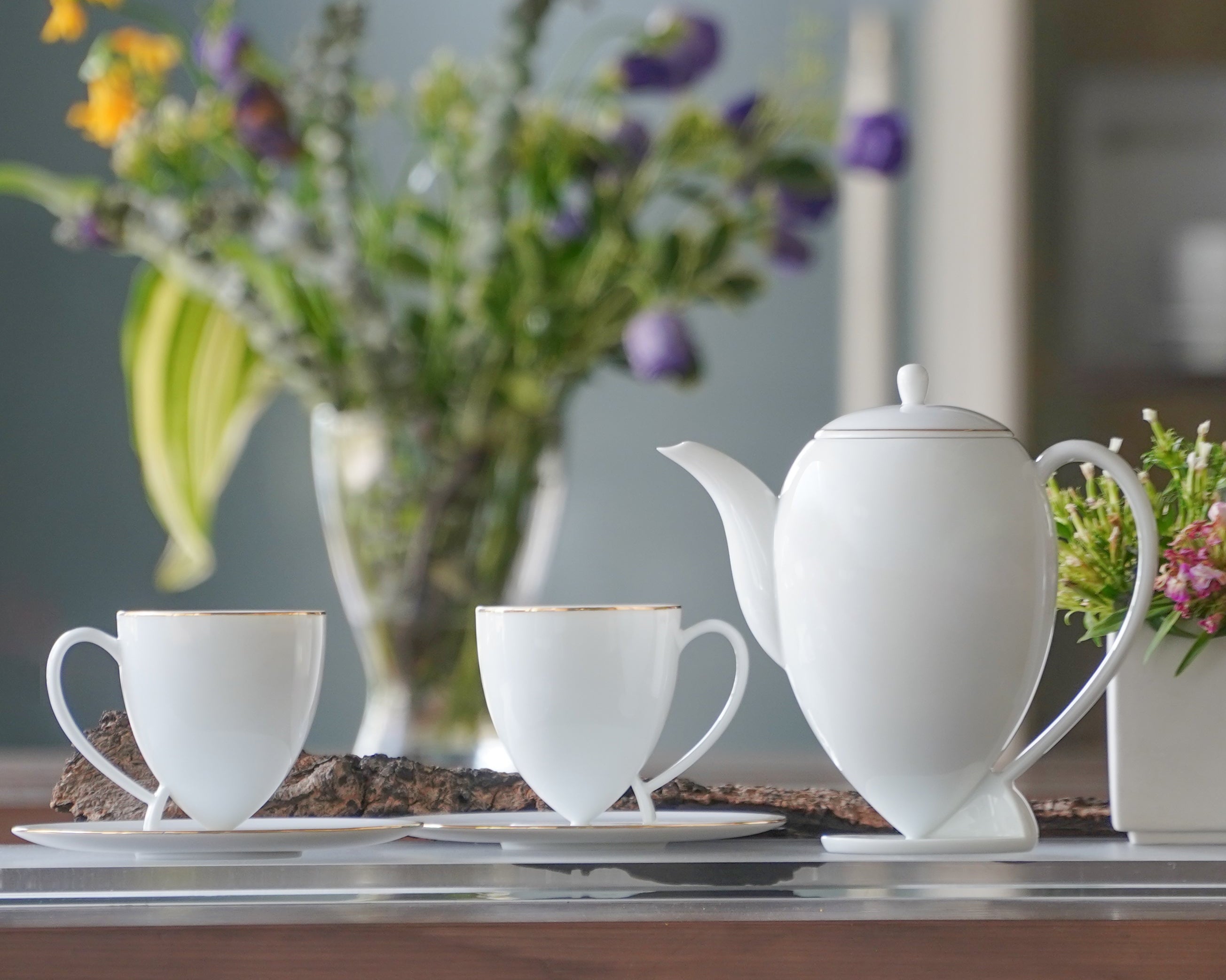 起舞白瓷茶具組，優雅壺身與高腳杯設計，搭配春日花卉營造輕盈舞動的生活氛圍