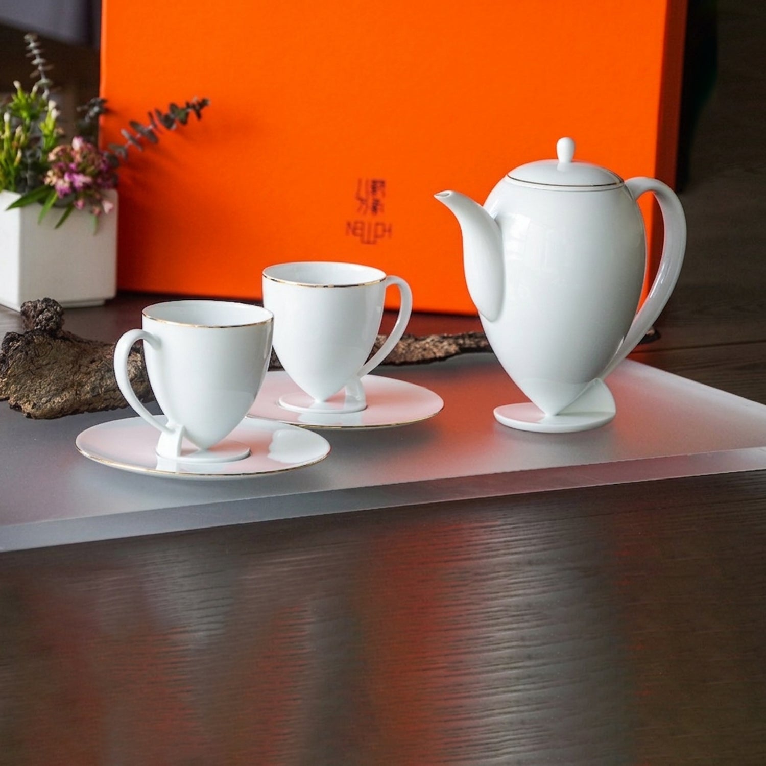 起舞 八方新氣 造形壺 金邊 白瓷藝術 水滴狀 花苞