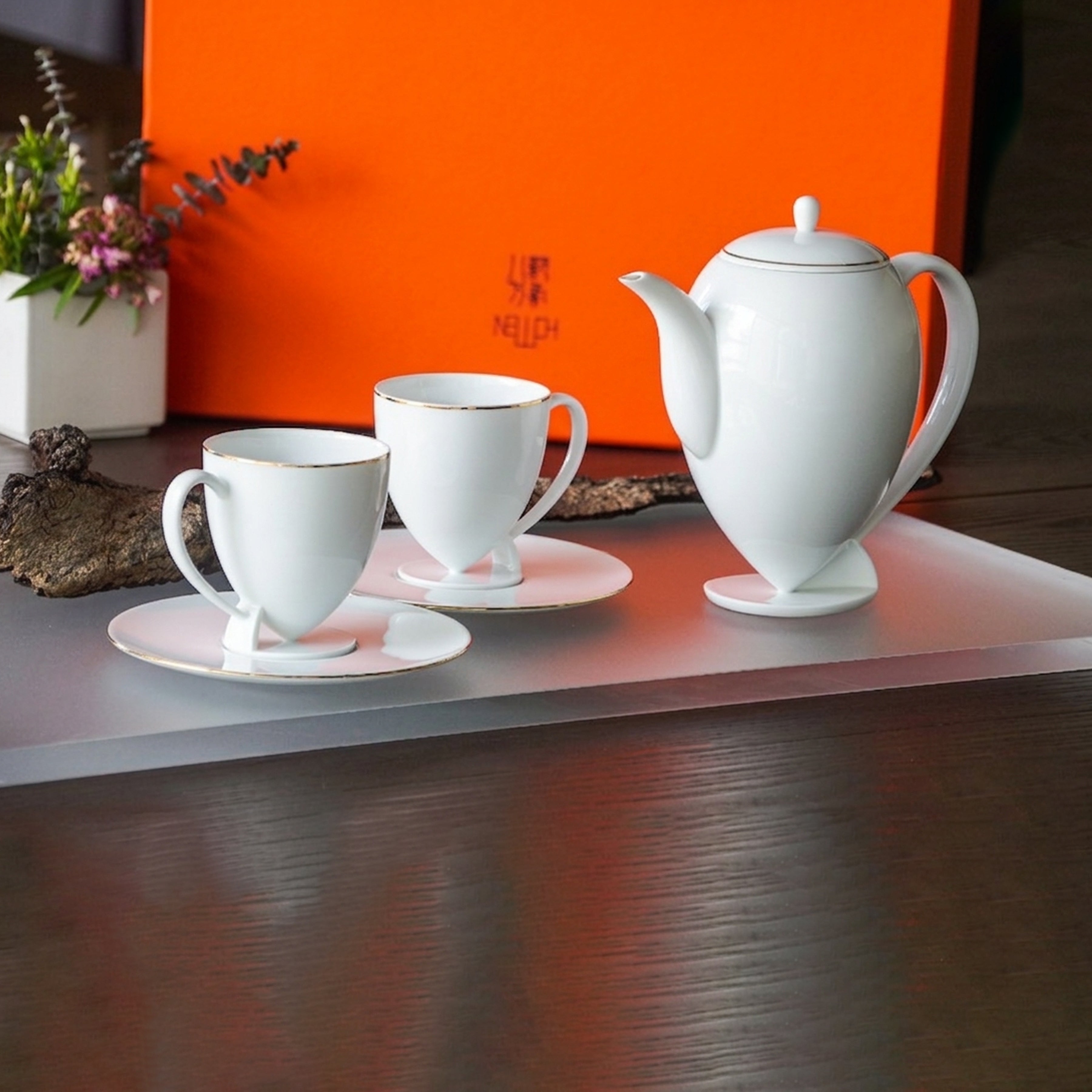 起舞 八方新氣 造形壺 金邊 白瓷藝術 水滴狀 花苞