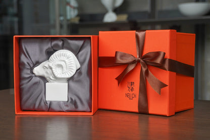 好角色 生肖羊 白瓷 家飾品 八方新氣 筆筒