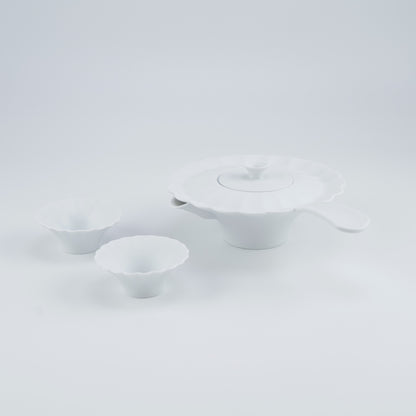 山水情深現代白瓷茶壺，靈感來自台北盆地地形