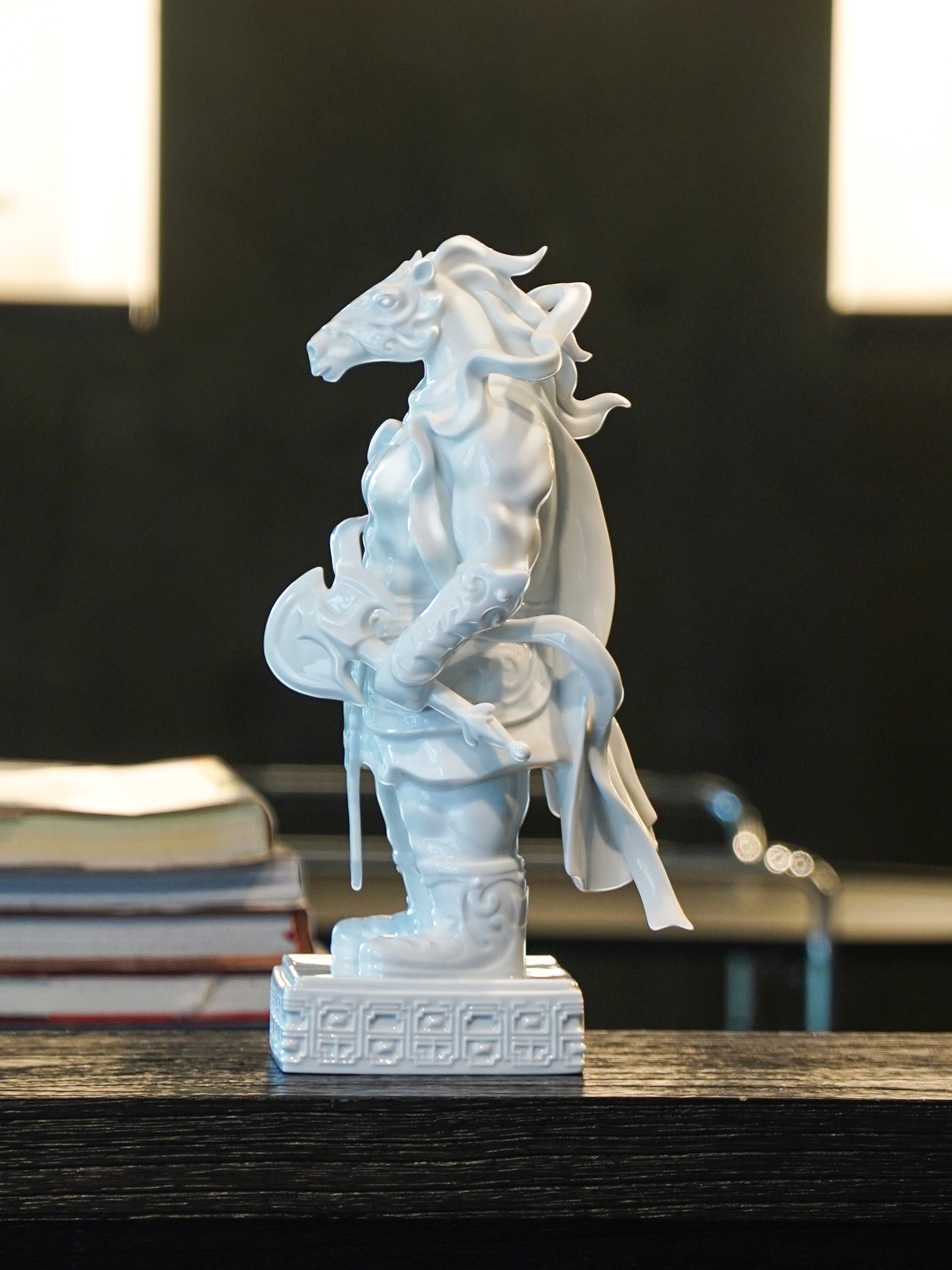 展現銅牆鐵壁般氣勢的瓷器馬雕像《常勝》