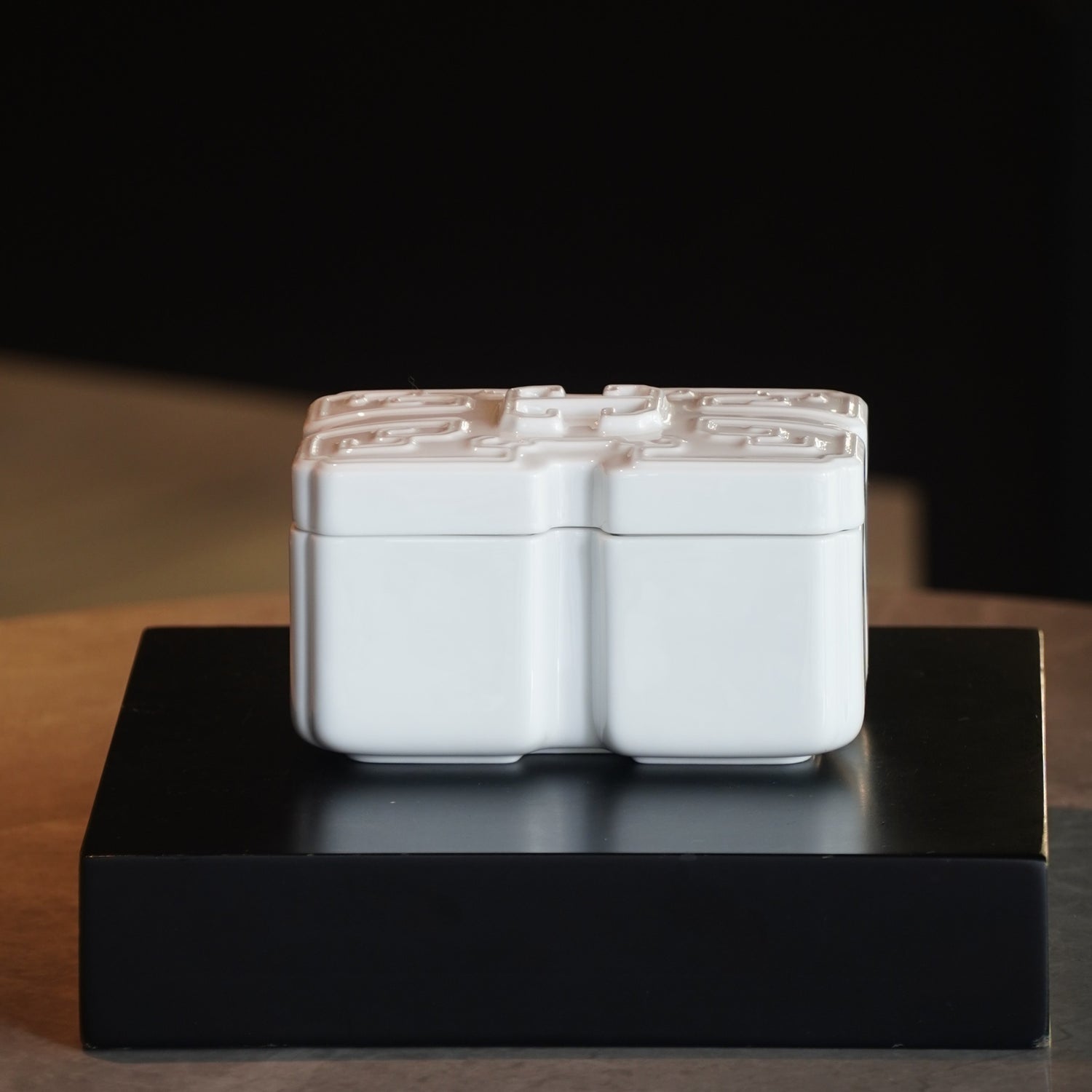 《吉壽年年》白瓷禮盒—壽字圖騰與四平八穩方形設計，象徵福壽綿延與端莊厚德，適合春節與長輩祝福的藝術瓷器擺件