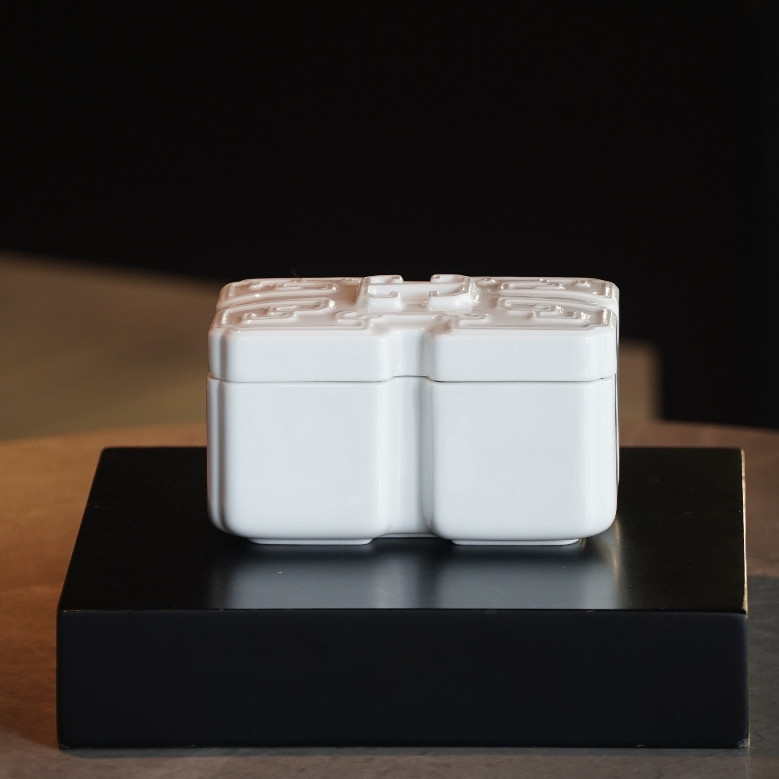 《吉壽年年》白瓷禮盒—壽字圖騰與四平八穩方形設計，象徵福壽綿延與端莊厚德，適合春節與長輩祝福的藝術瓷器擺件