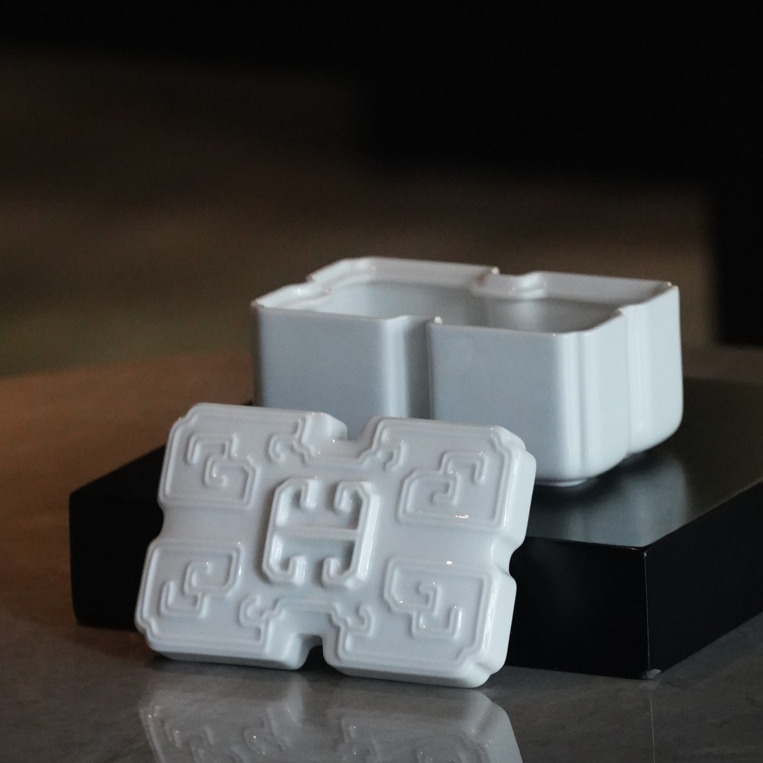 《吉壽年年》白瓷禮盒—壽字圖騰與四平八穩方形設計，象徵福壽綿延與端莊厚德，適合春節與長輩祝福的藝術瓷器擺件