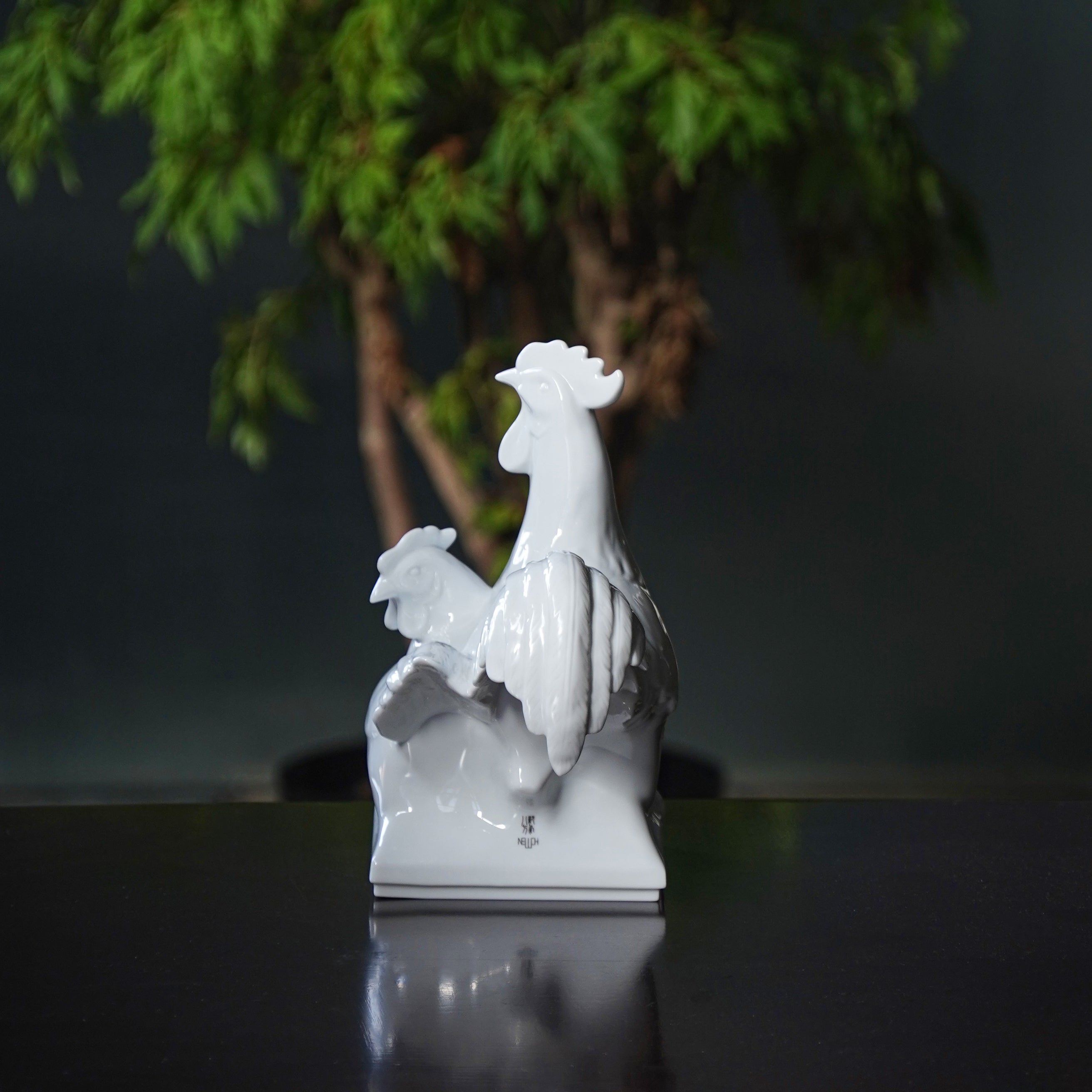成雙成對雞造型背部細節，細緻雕塑展現穩定與靈動之美