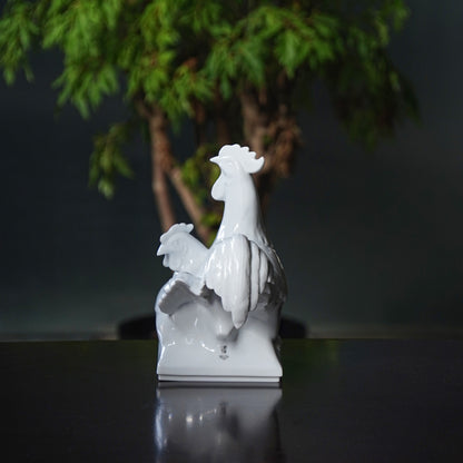 成雙成對雞造型背部細節，細緻雕塑展現穩定與靈動之美