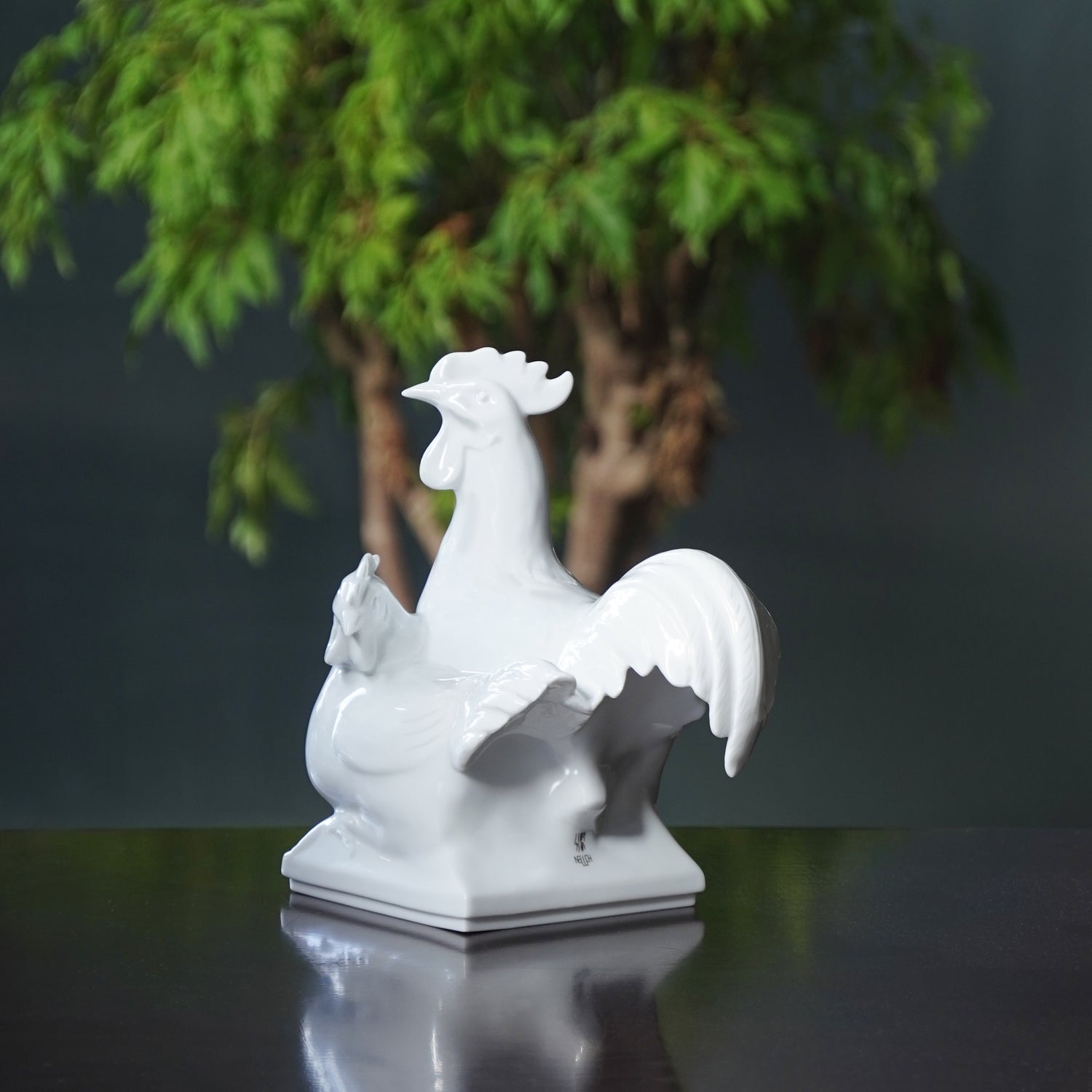
王俠軍老師設計監製，融合白瓷工藝與書法美學
Designed by Heinrich Wang, merging white porcelain craftsmanship with calligraphic art