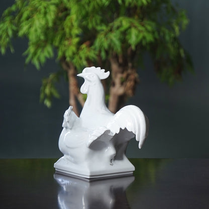 
王俠軍老師設計監製，融合白瓷工藝與書法美學
Designed by Heinrich Wang, merging white porcelain craftsmanship with calligraphic art