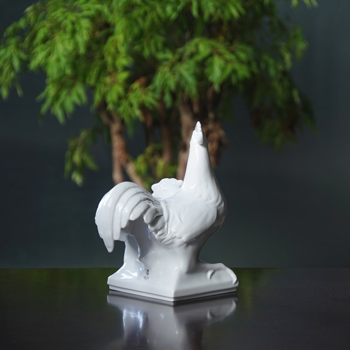 成雙成對雞造型背面細節，細緻雕塑展現穩定與靈動之美