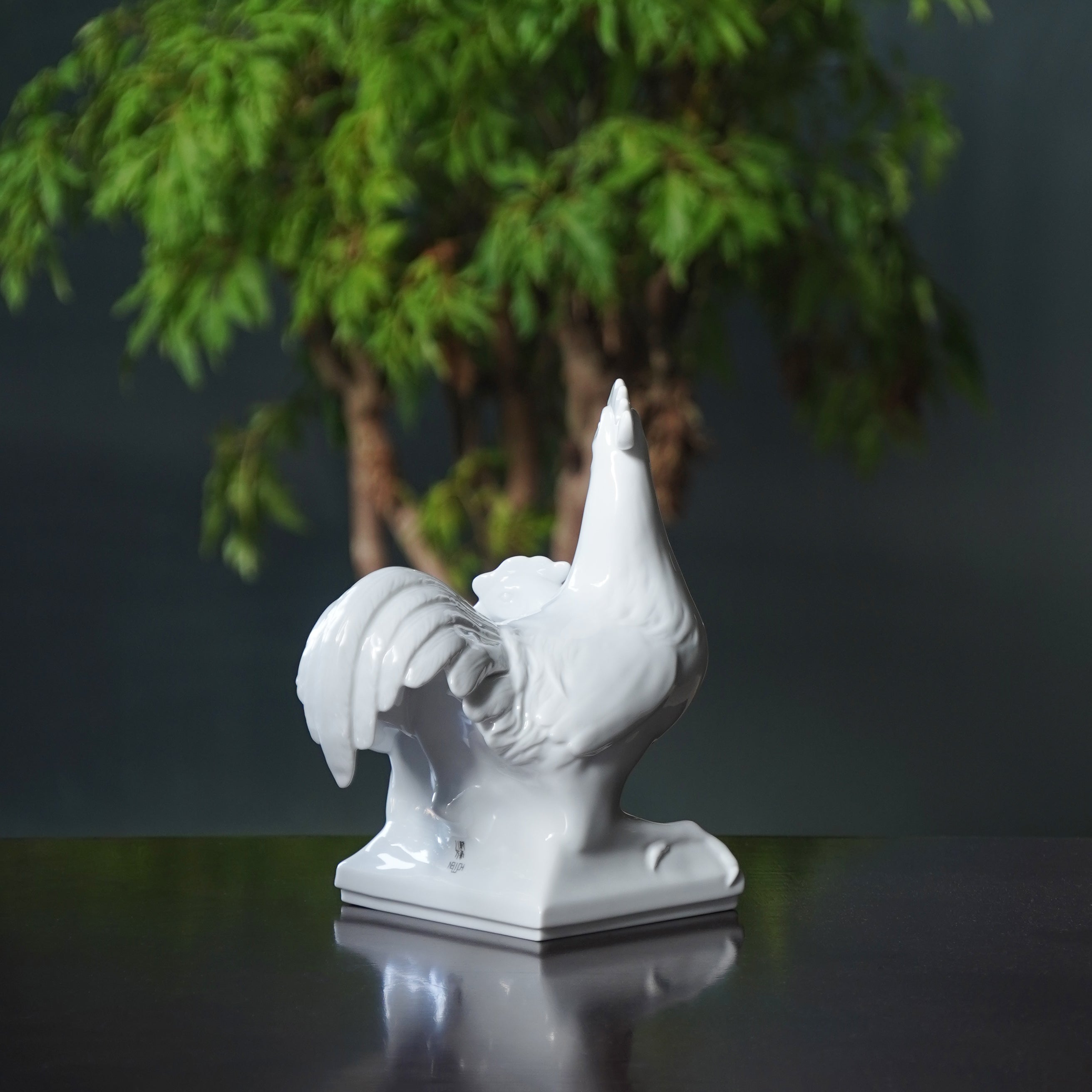 成雙成對雞造型背面細節，細緻雕塑展現穩定與靈動之美