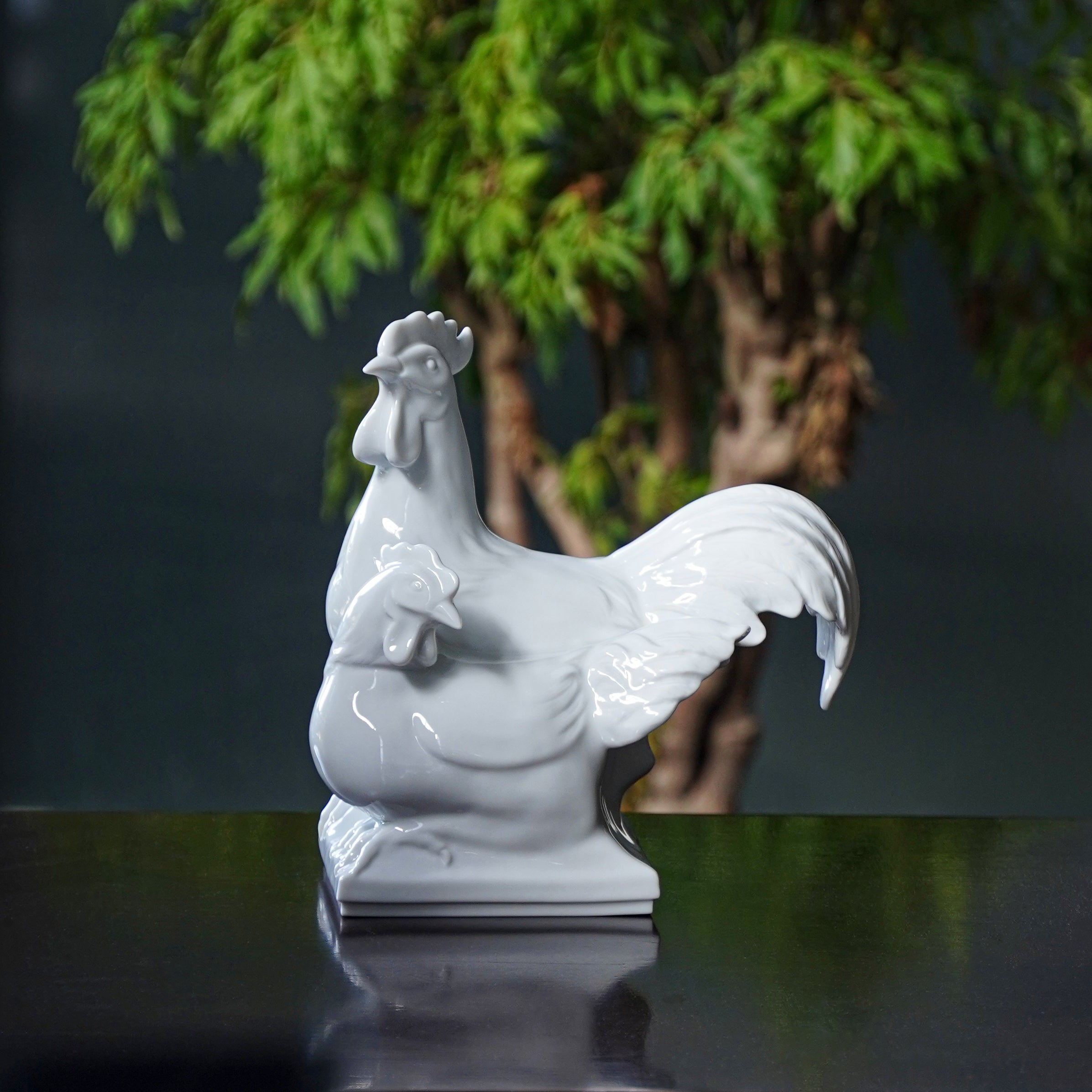 《坐握良機》成雙成對雙雞白瓷擺飾，御璽系列作品，象徵觀察與行動並重