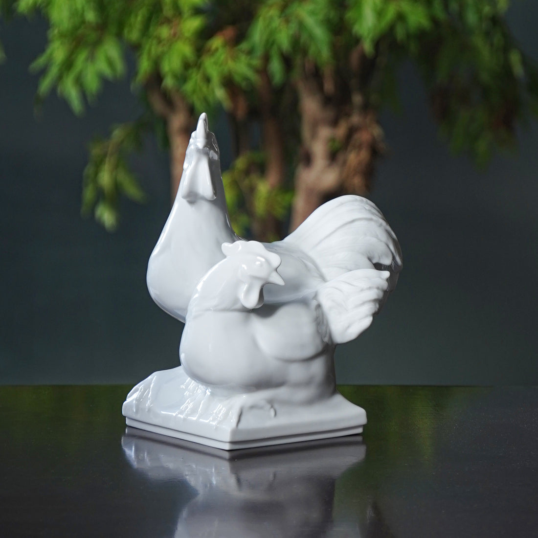 《坐握良機》雙雞白瓷擺飾，御璽系列作品，象徵觀察與行動並重