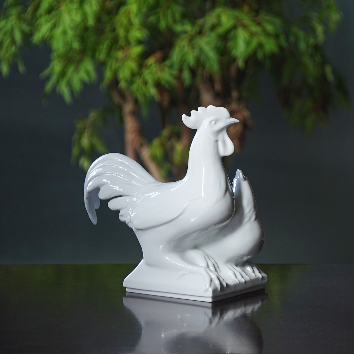 成雙成對雞造型，細緻雕塑展現穩定與靈動之美
Paired rooster sculpture with delicate porcelain detailing, evoking stillness and strength