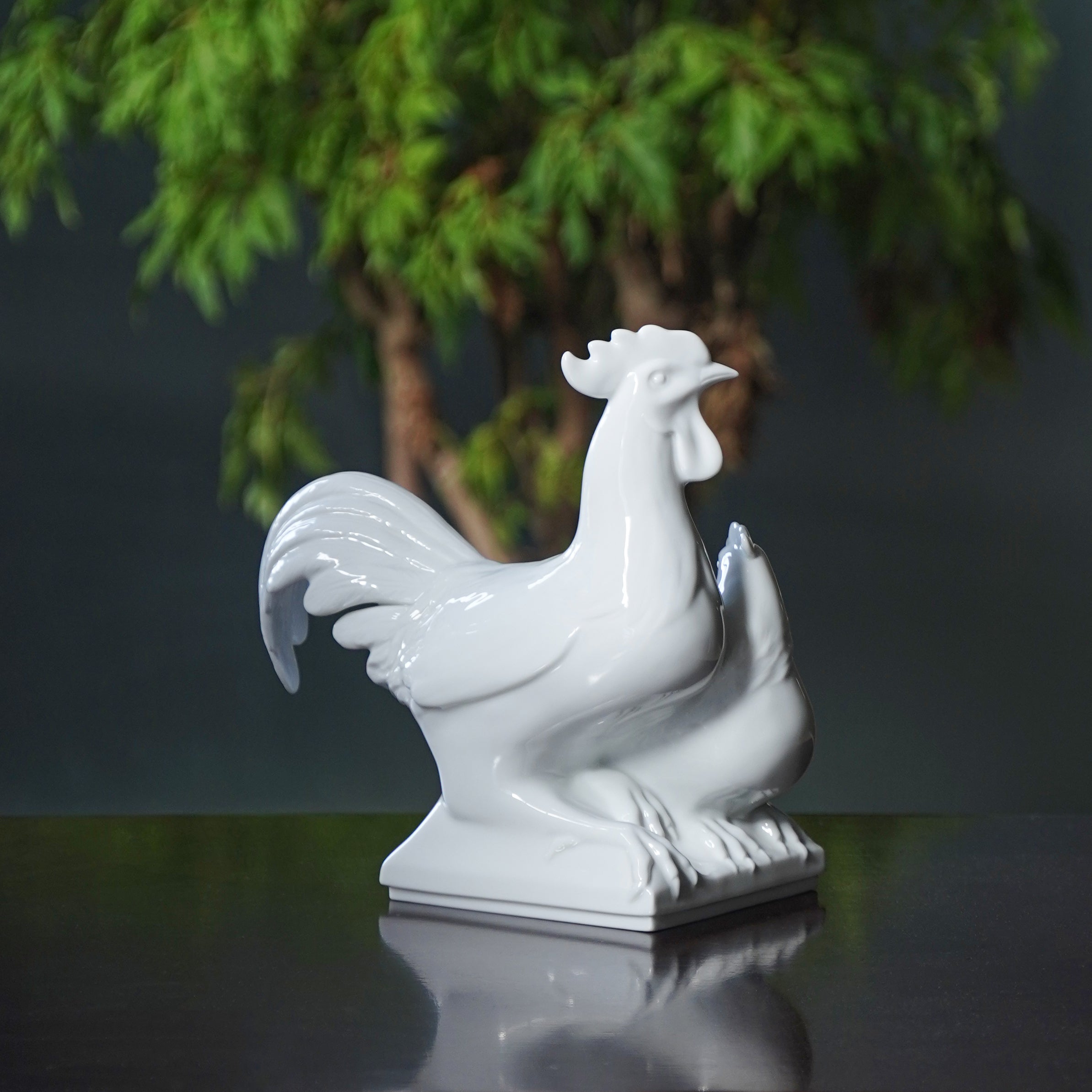 成雙成對雞造型，細緻雕塑展現穩定與靈動之美
Paired rooster sculpture with delicate porcelain detailing, evoking stillness and strength