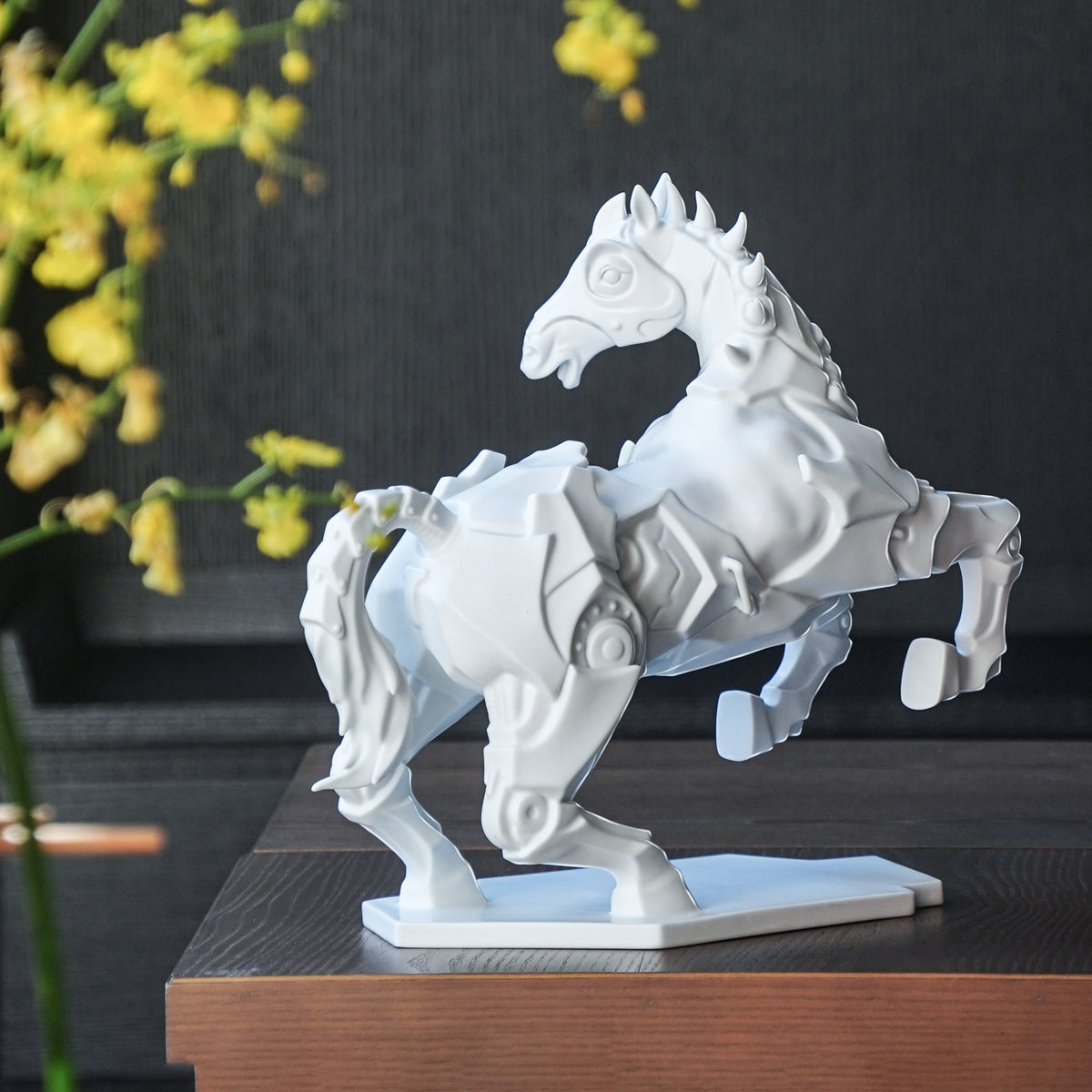 放置於書桌或辦公空間的《金戈鐵馬》，象徵啟動智慧與決心
Steel Horse with Golden Armor placed on a desk or office space, symbolizing strategic focus and determination