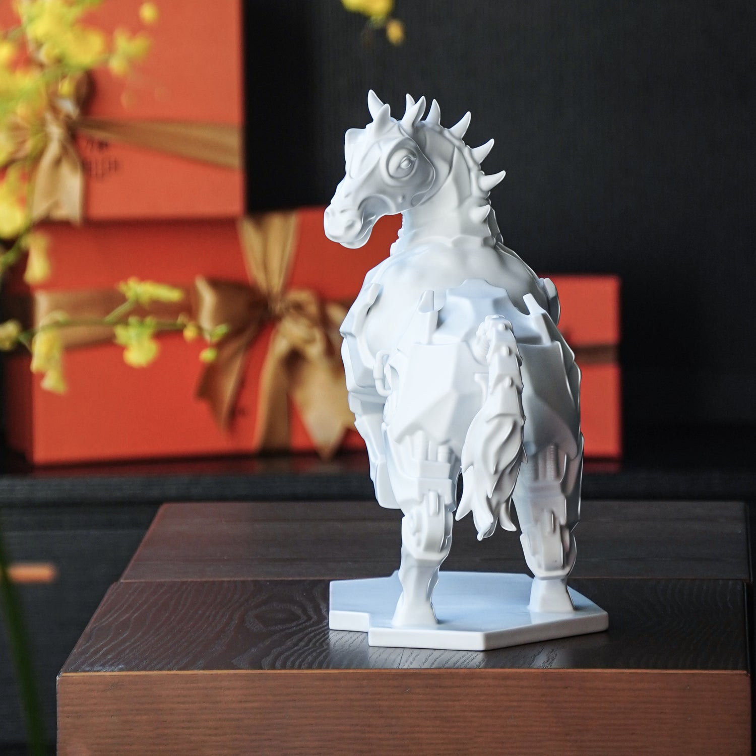 以高難度黏接工藝打造的機械風馬體，展現未來感與速度感
Intricately assembled mechanical horse body crafted with high-difficulty porcelain joining techniques