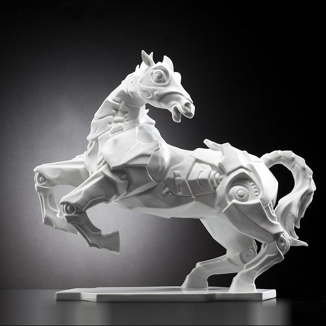 現代機械風格結合生肖馬造型的白瓷擺飾，呈現剛毅與智慧並重的造型張力