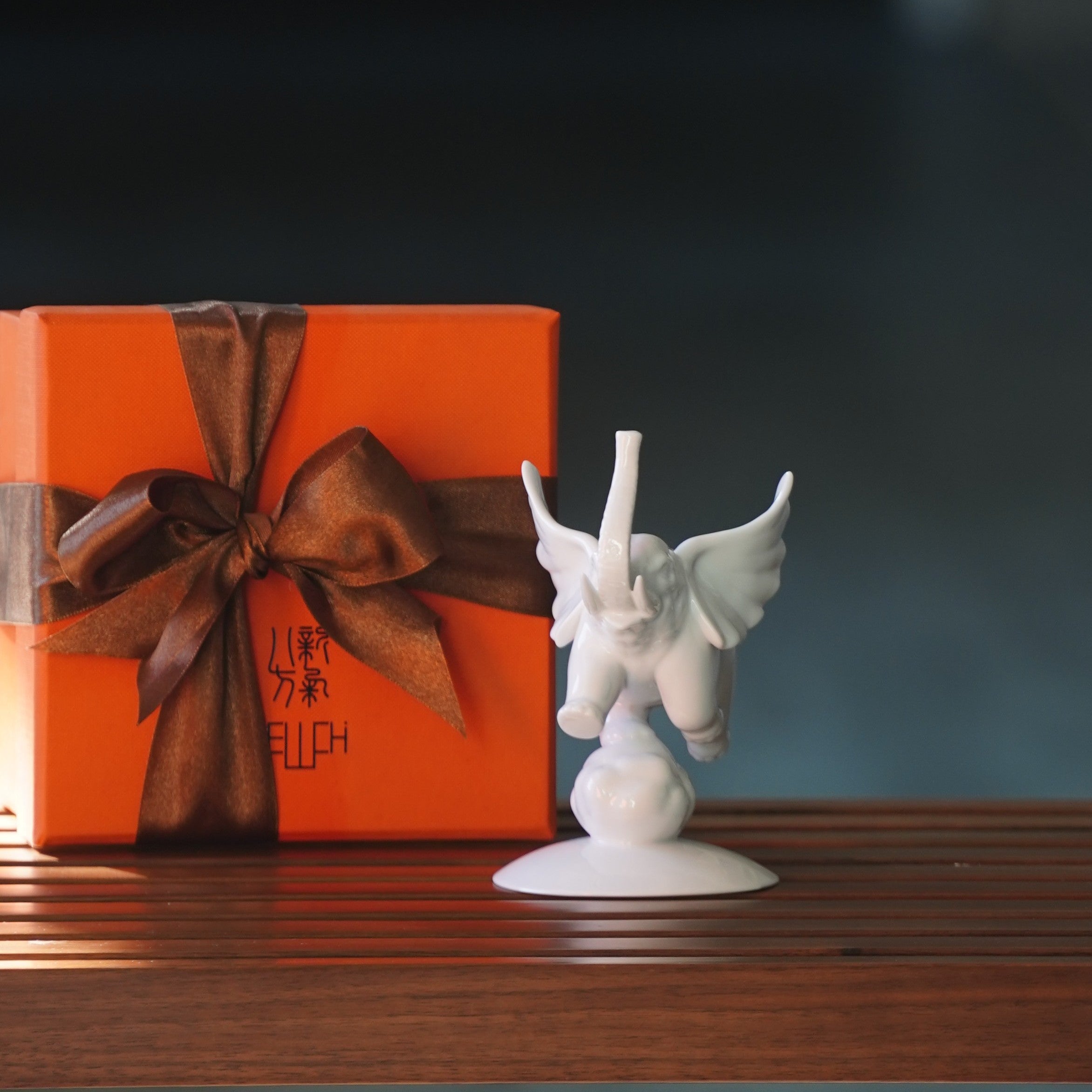 更上層樓 白瓷擺飾 小飛象 八方新氣