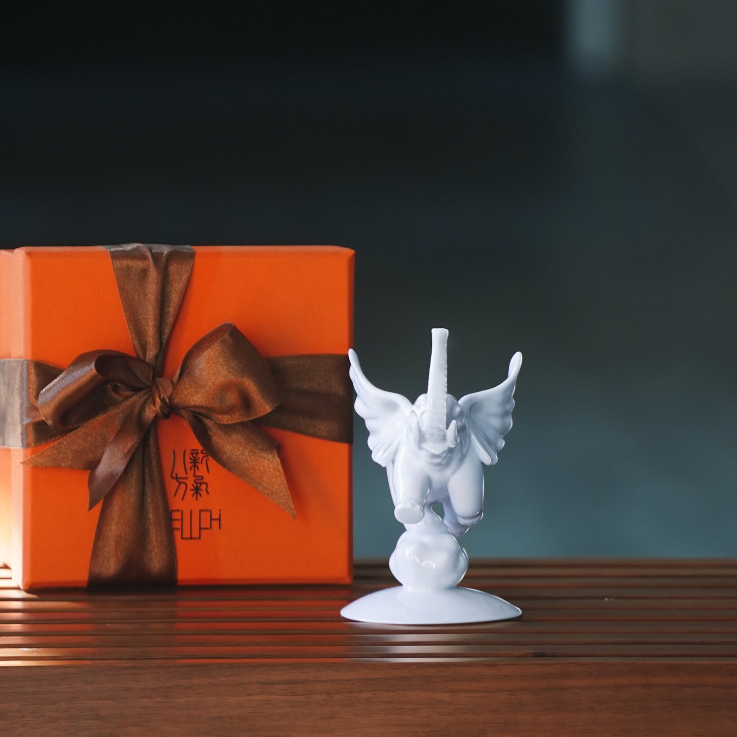 八方新氣 更上層樓 小飛象 白瓷 家飾品