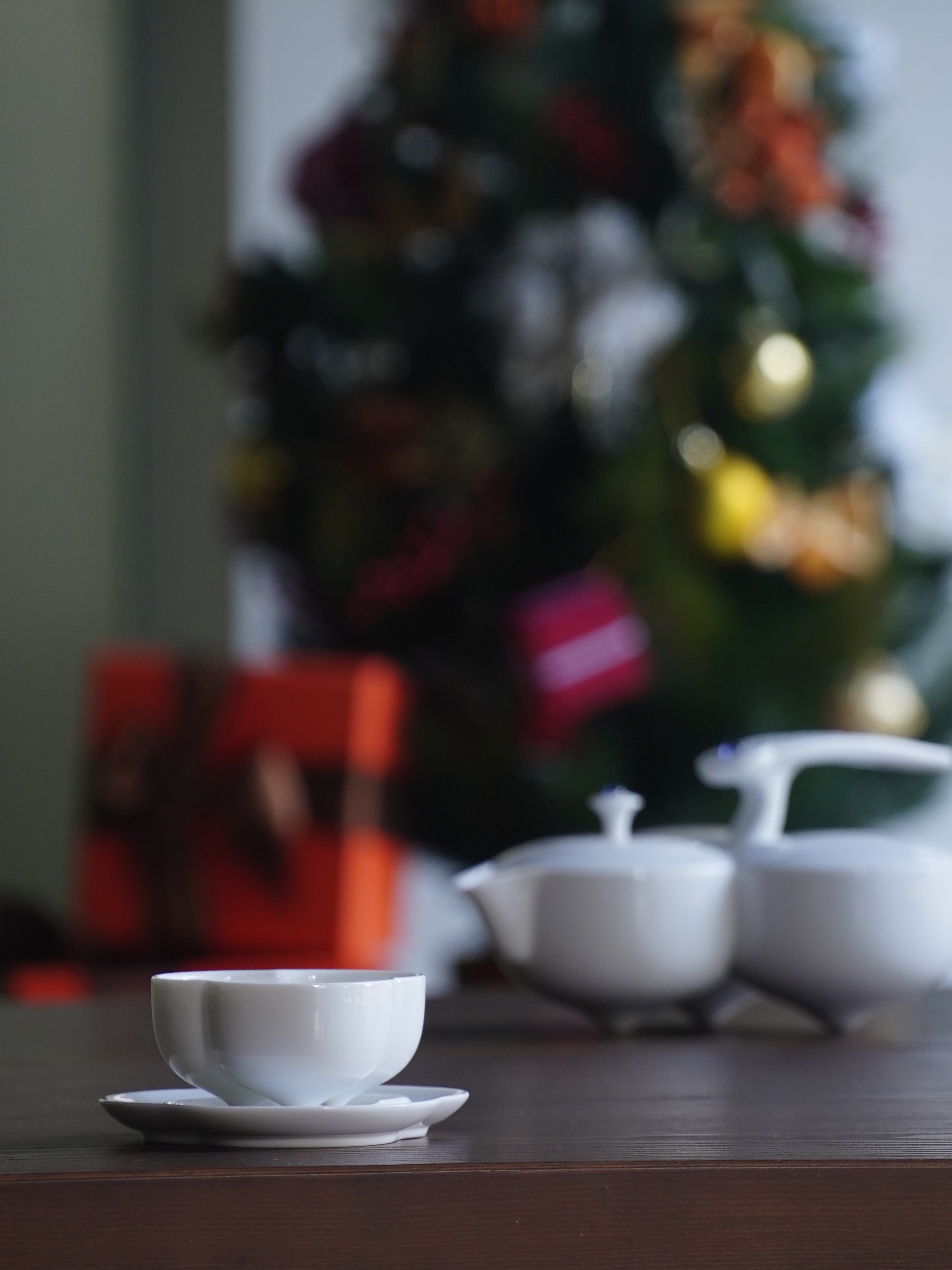 純白瓷器上的自然光澤，傳遞一場溫潤而長久的祝福 Natural gloss on white porcelain, delivering a warm and lasting blessing