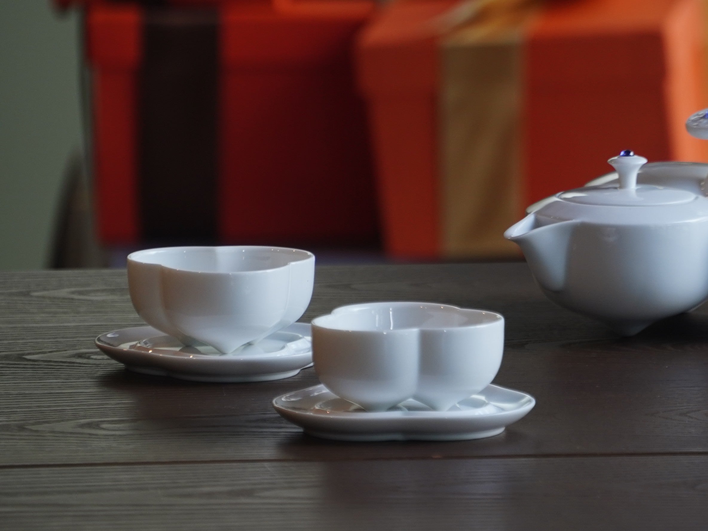 《三星高照》小巧茶杯環繞擺放，象徵有緣比鄰、共享時光   tea cups representing shared moments and connected fates
