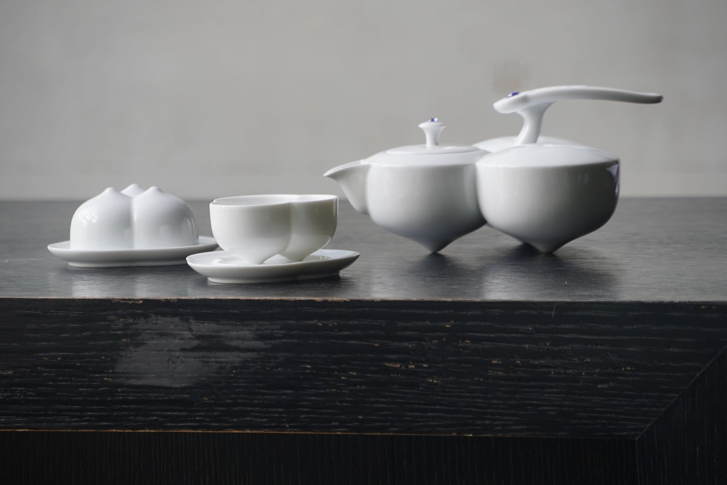 壺身由三個圓形組合，象徵三福圓滿結合
Teapot composed of three rounded forms, representing the harmonious unity of three blessings