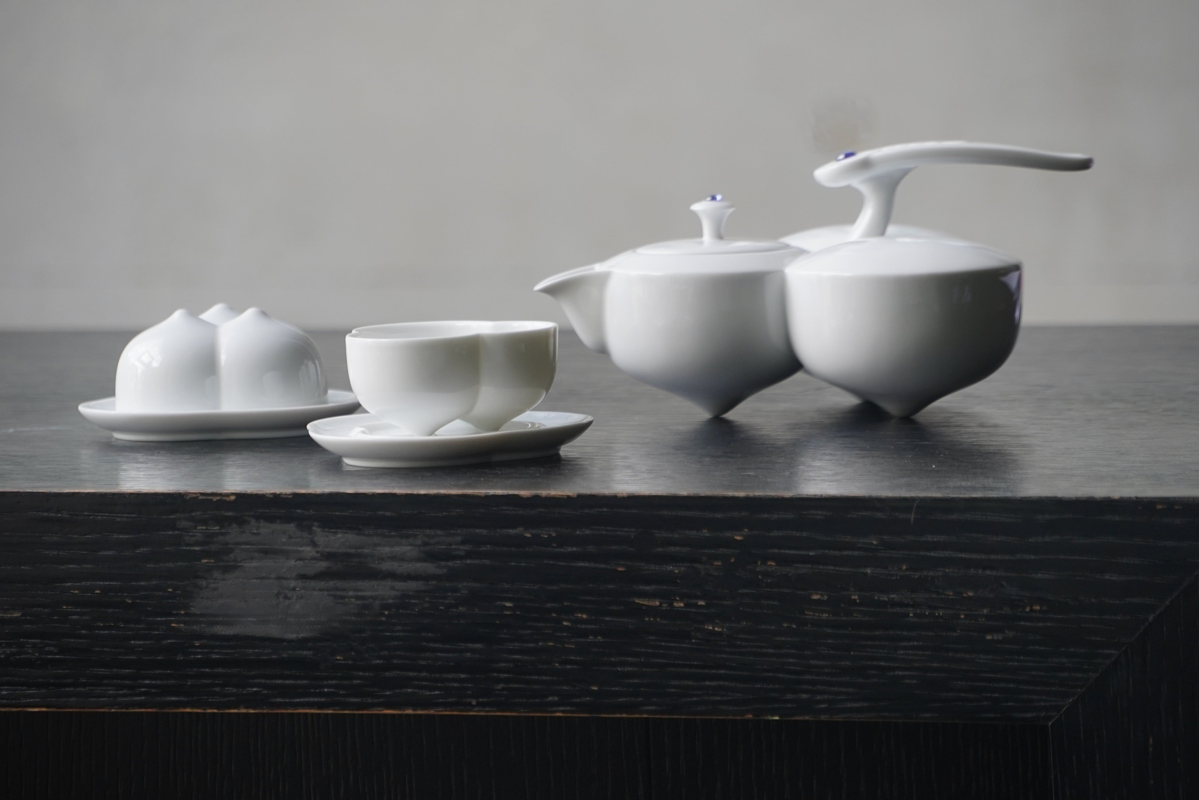 壺身由三個圓形組合，象徵三福圓滿結合
Teapot composed of three rounded forms, representing the harmonious unity of three blessings