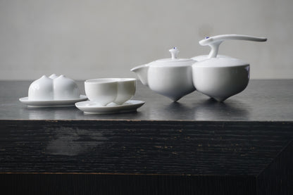 壺身由三個圓形組合，象徵三福圓滿結合
Teapot composed of three rounded forms, representing the harmonious unity of three blessings