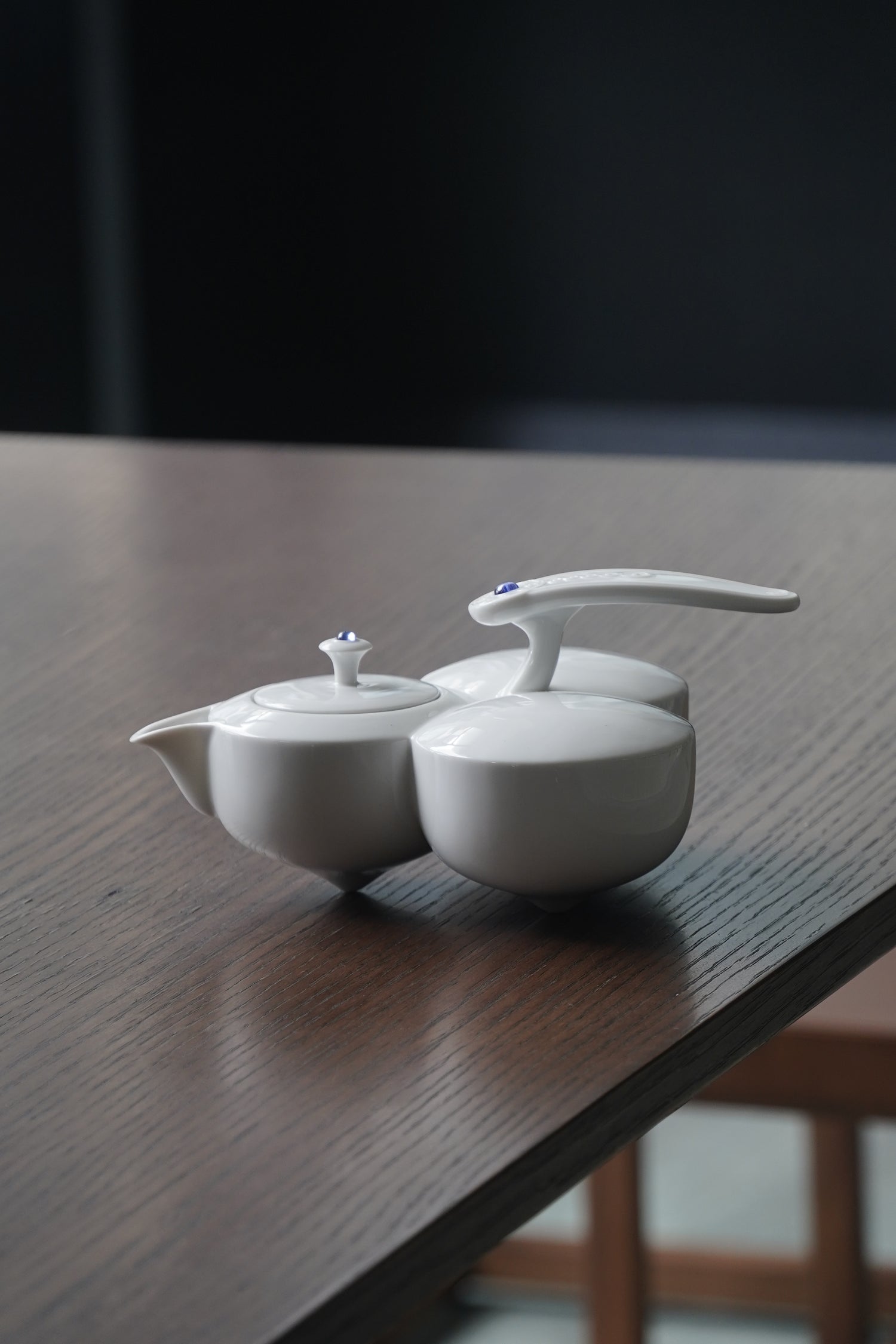 圓潤壺身與內凹壺嘴設計，展現福氣與優雅細節 Rounded teapot body with recessed spout, conveying blessings and refined elegance