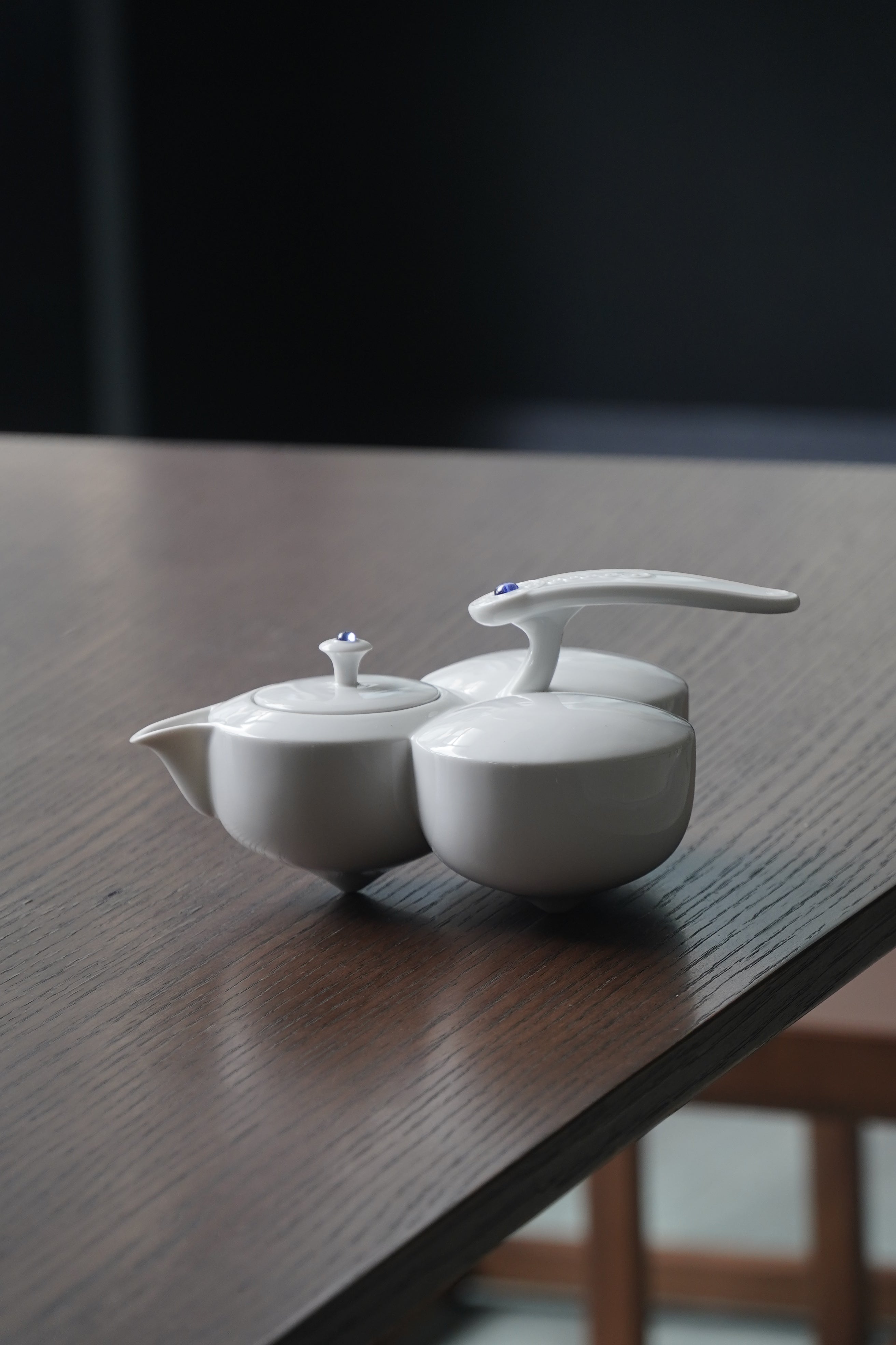 圓潤壺身與內凹壺嘴設計，展現福氣與優雅細節 Rounded teapot body with recessed spout, conveying blessings and refined elegance