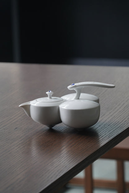 圓潤壺身與內凹壺嘴設計，展現福氣與優雅細節 Rounded teapot body with recessed spout, conveying blessings and refined elegance
