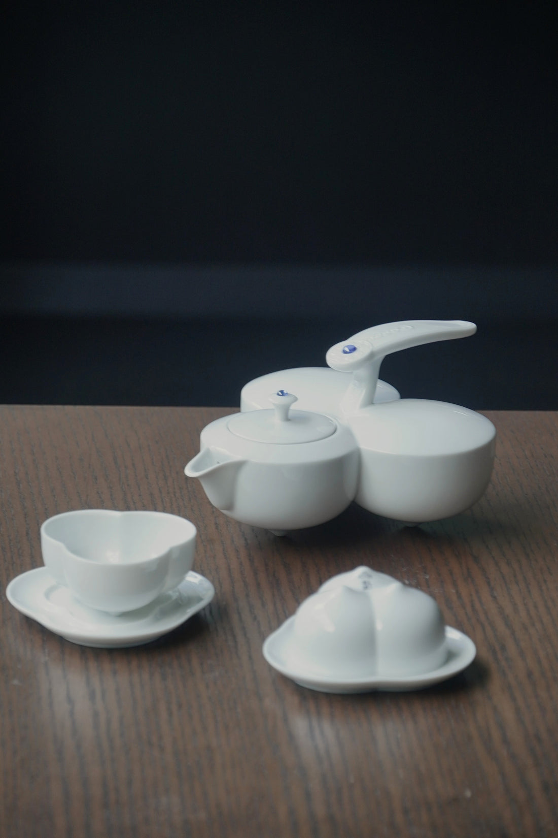 透明釉襯托出器型肌理，光影流轉間展現細節之美
Transparent glaze enhances porcelain texture, revealing elegant details through shifting light