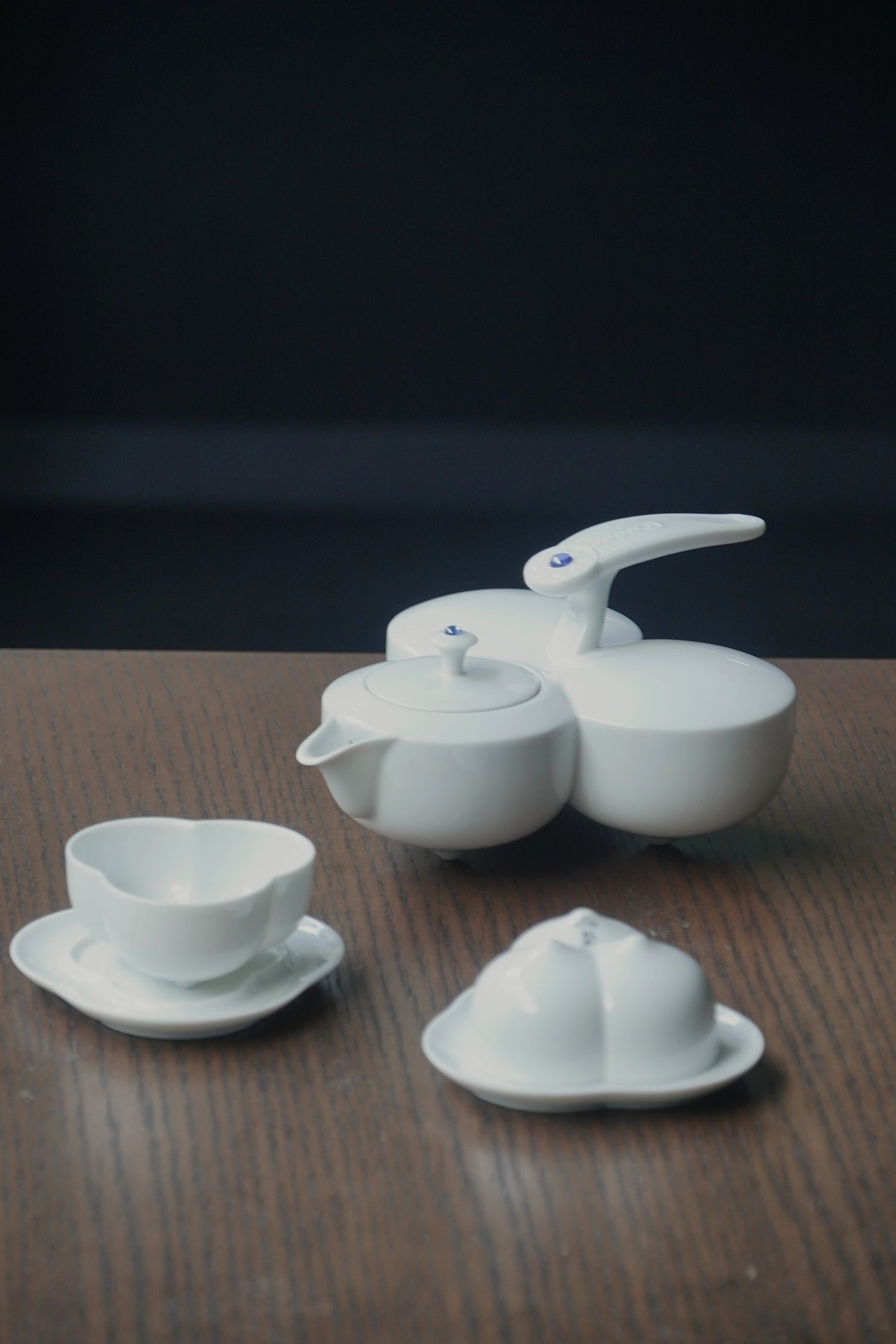 透明釉襯托出器型肌理，光影流轉間展現細節之美
Transparent glaze enhances porcelain texture, revealing elegant details through shifting light