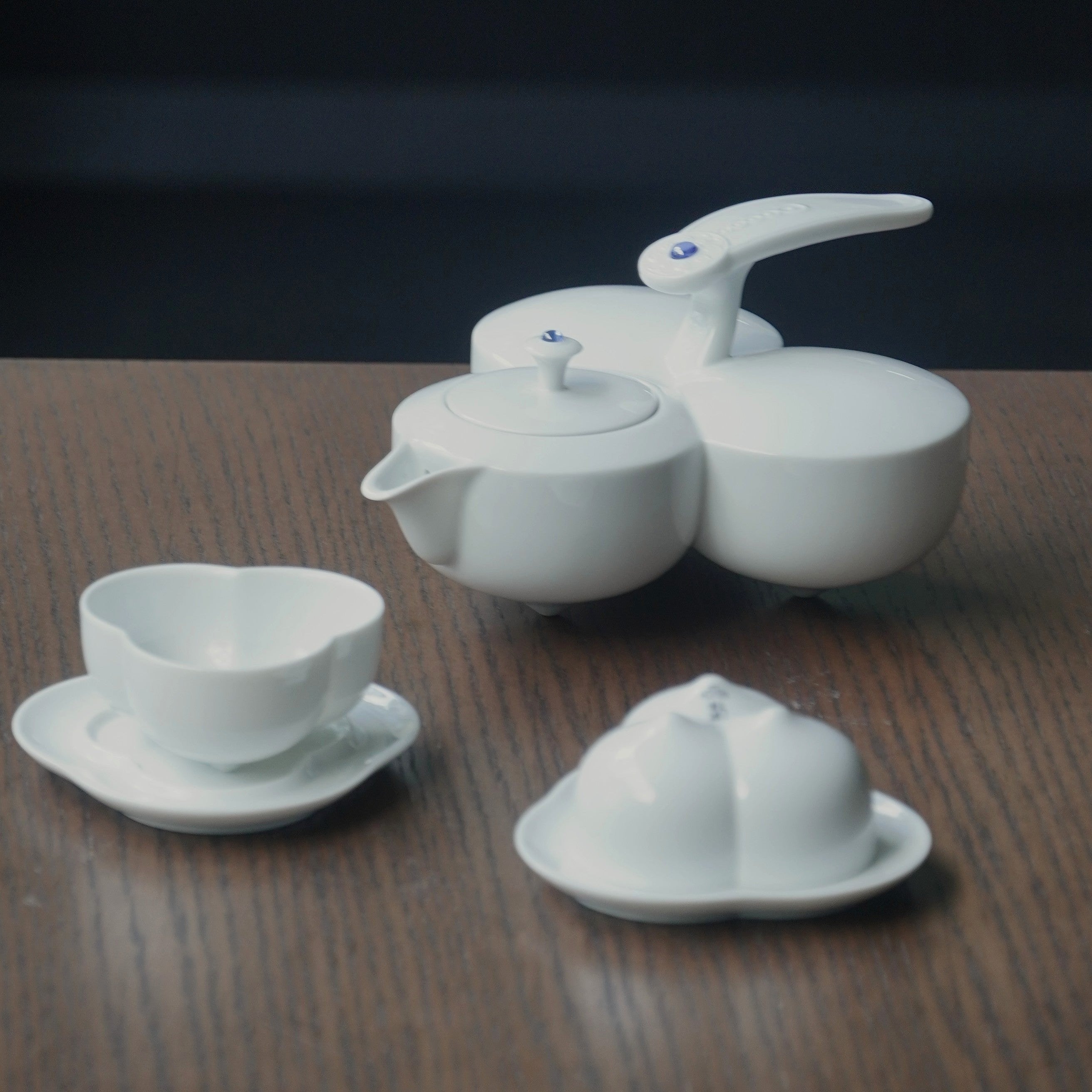 透明釉襯托出器型肌理，光影流轉間展現細節之美
Transparent glaze enhances porcelain texture, revealing elegant details through shifting light